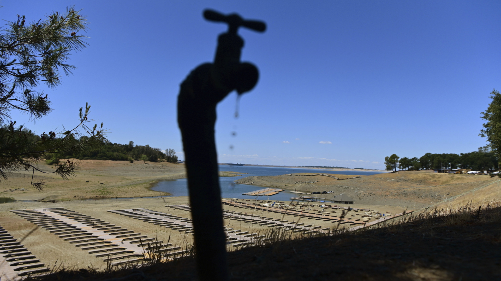 Wasser tropft aus einem Wasserhahn nahe dem Folsom-See in Kalifornien, der deutlich weniger Wasser führt als normalerweise.  