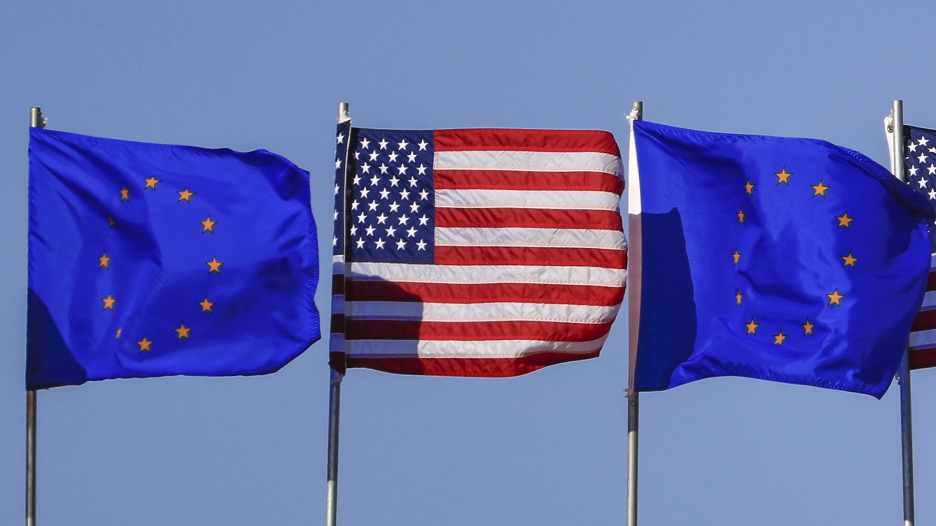 Flaggen der EU und der USA | dpa