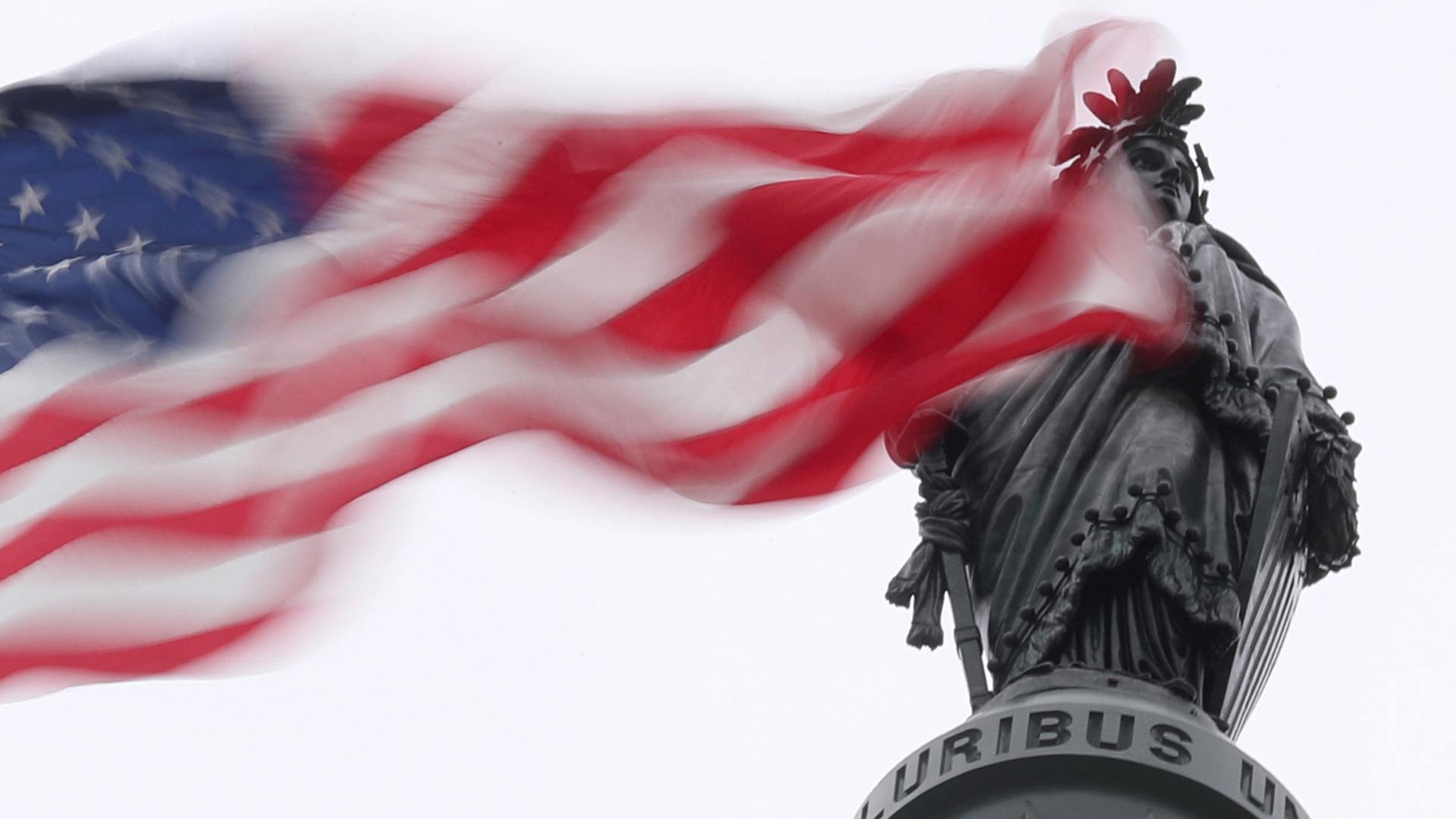 Die US-Flagge weht in der Nähe der Statue der Freiheit auf dem Kapitol in Washington. | Bildquelle: REUTERS
