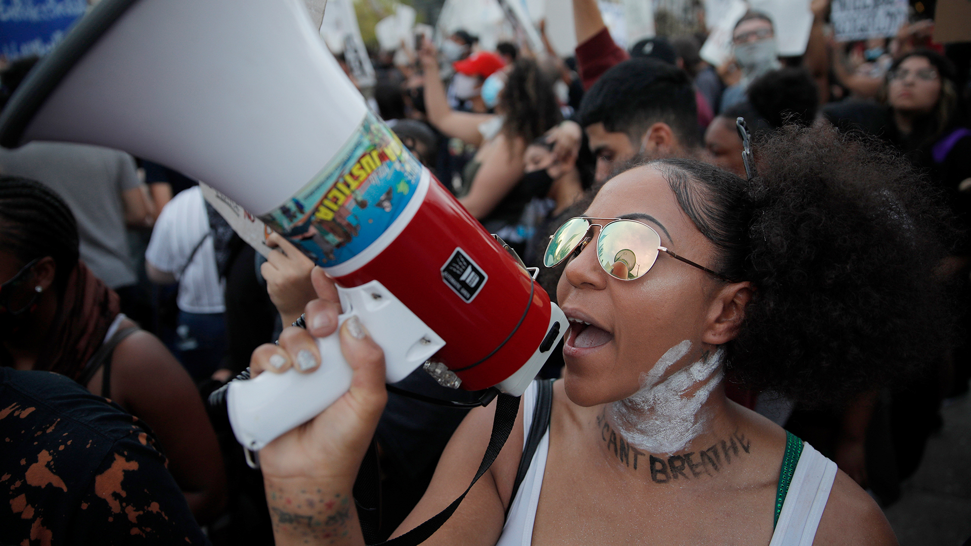 Las Vegas: Eine Demonstrantin, auf deren Hals ein weißer Handabdruck gemalt ist, unter dem «I can't breathe» («Ich kann nicht atmen») geschrieben wurde, spricht während eines friedlichen Protests in ein Megafon. | dpa