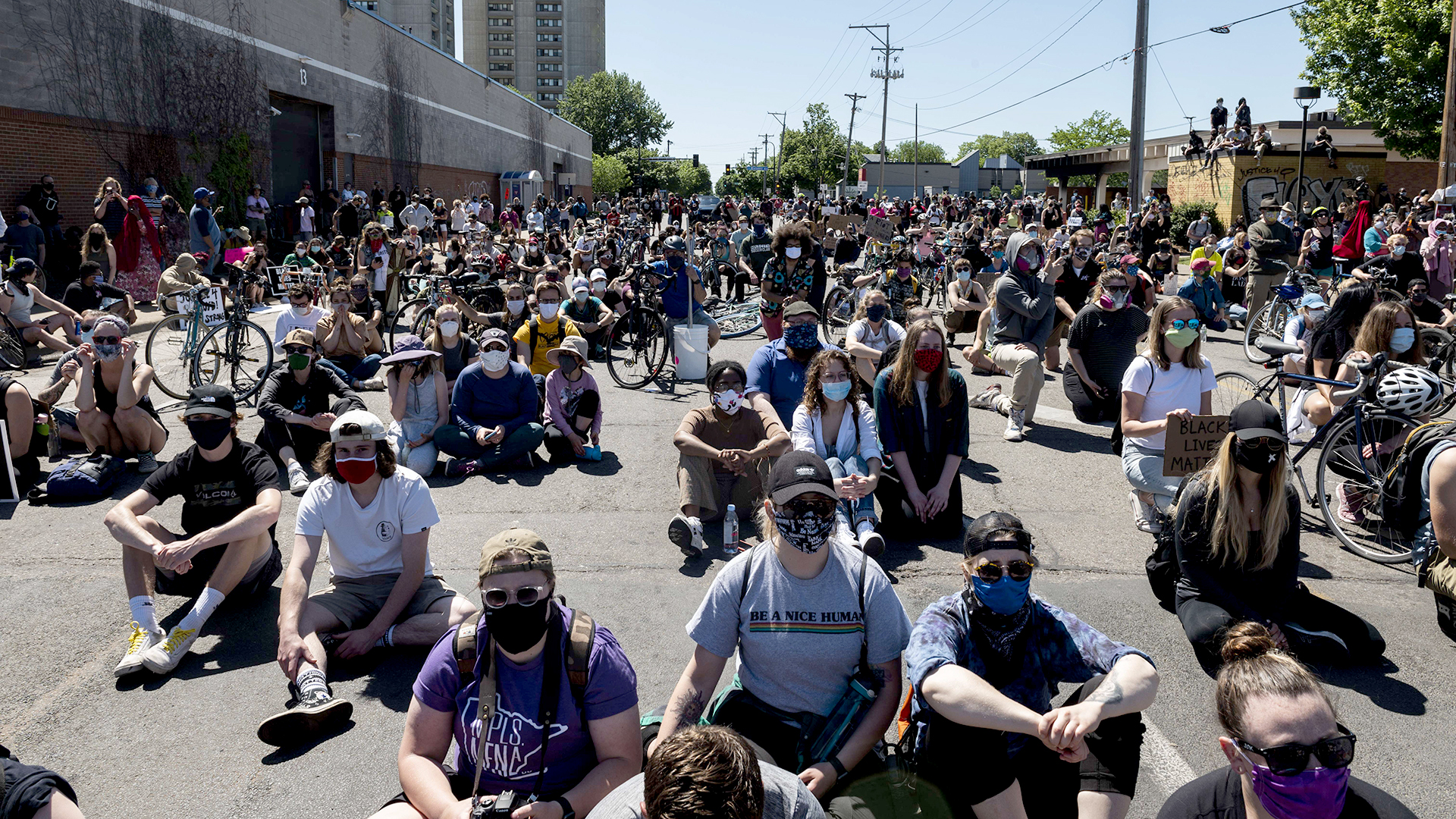 Demonstranten versammeln sich vor einer Polizeiwache in Minneapolis. | AFP