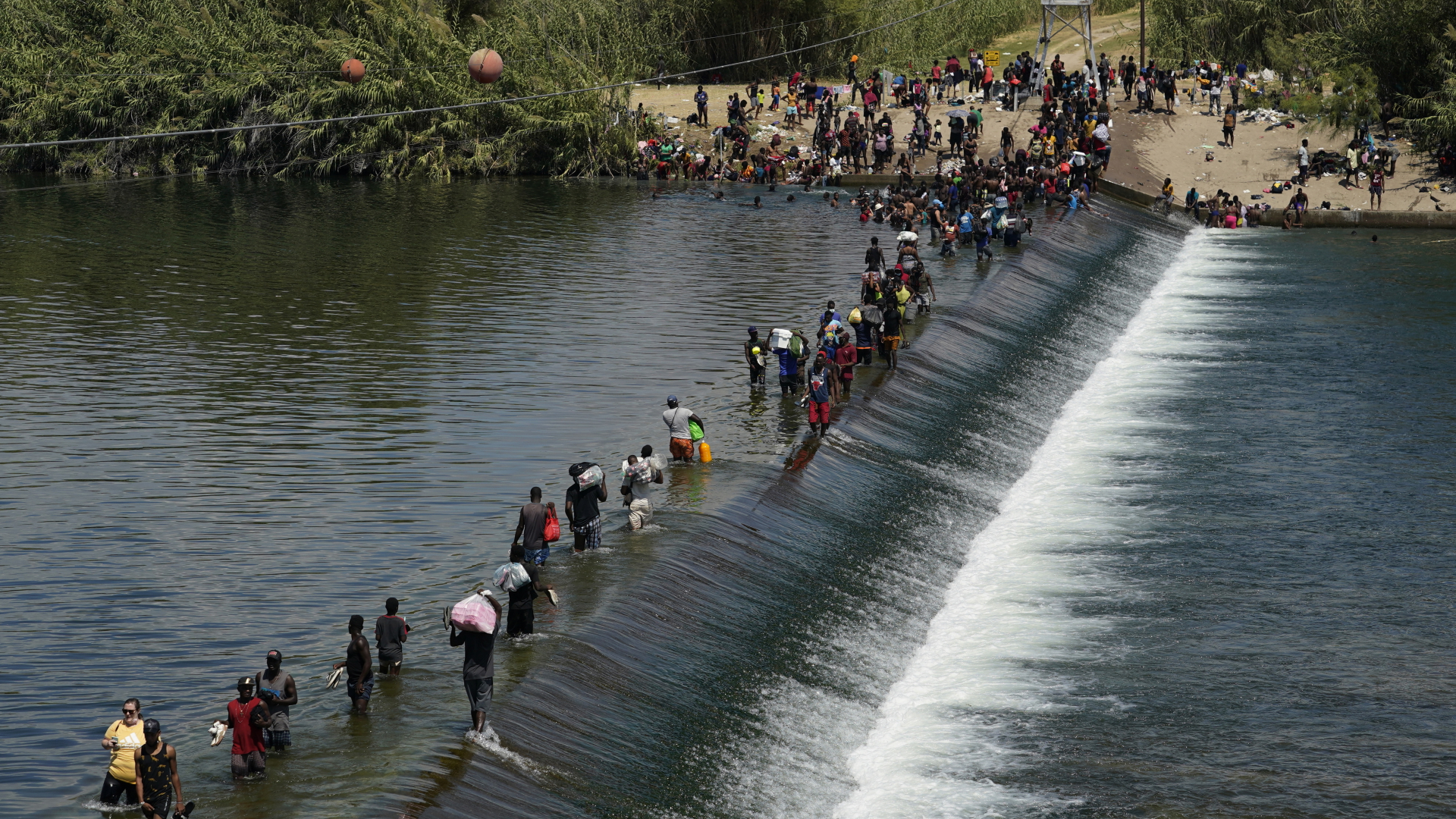Bei Del Rio (US-Bundesstaat Texas) überqueren Migranten den Grenzfluss zwischen Mexiko und den USA | dpa