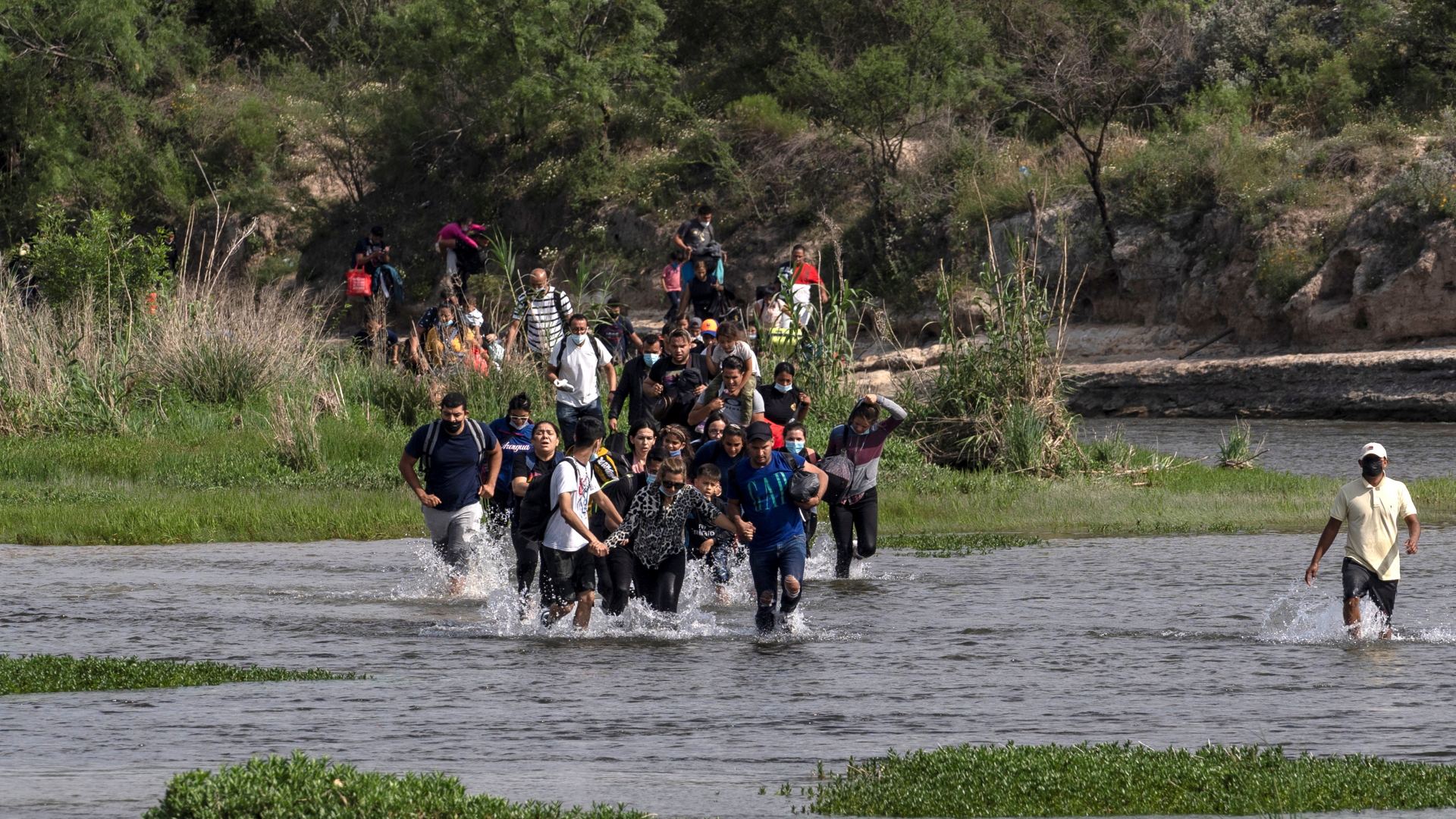 Bei Del Rio (US-Bundesstaat Texas) überqueren Migranten den Grenzfluss zwischen Mexiko und den USA | REUTERS