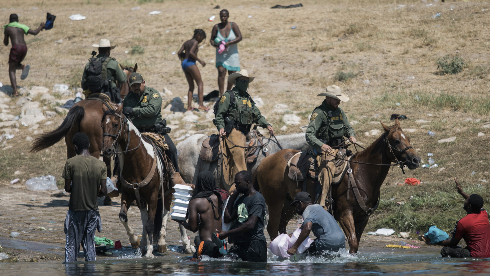 US-Grenzschützer greifen bei Del Rio (US--Bundesstaat Texas) Migranten auf, die einen Fluss überwunden haben. | AP