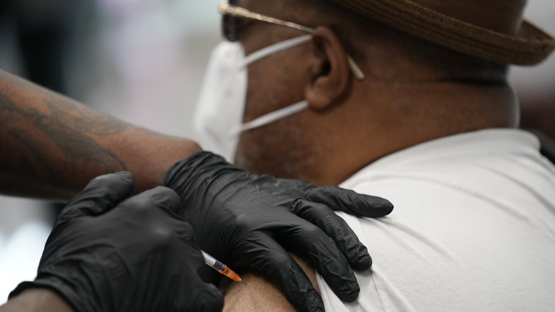 Ein Mann in Las Vegas wird gegen das Coronavirus geimpft (Archivbild). | AP