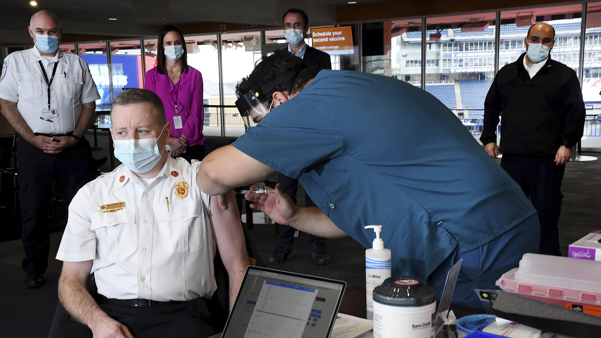 Ein US-Polizist erhält eine Corona-Impfung. | AP