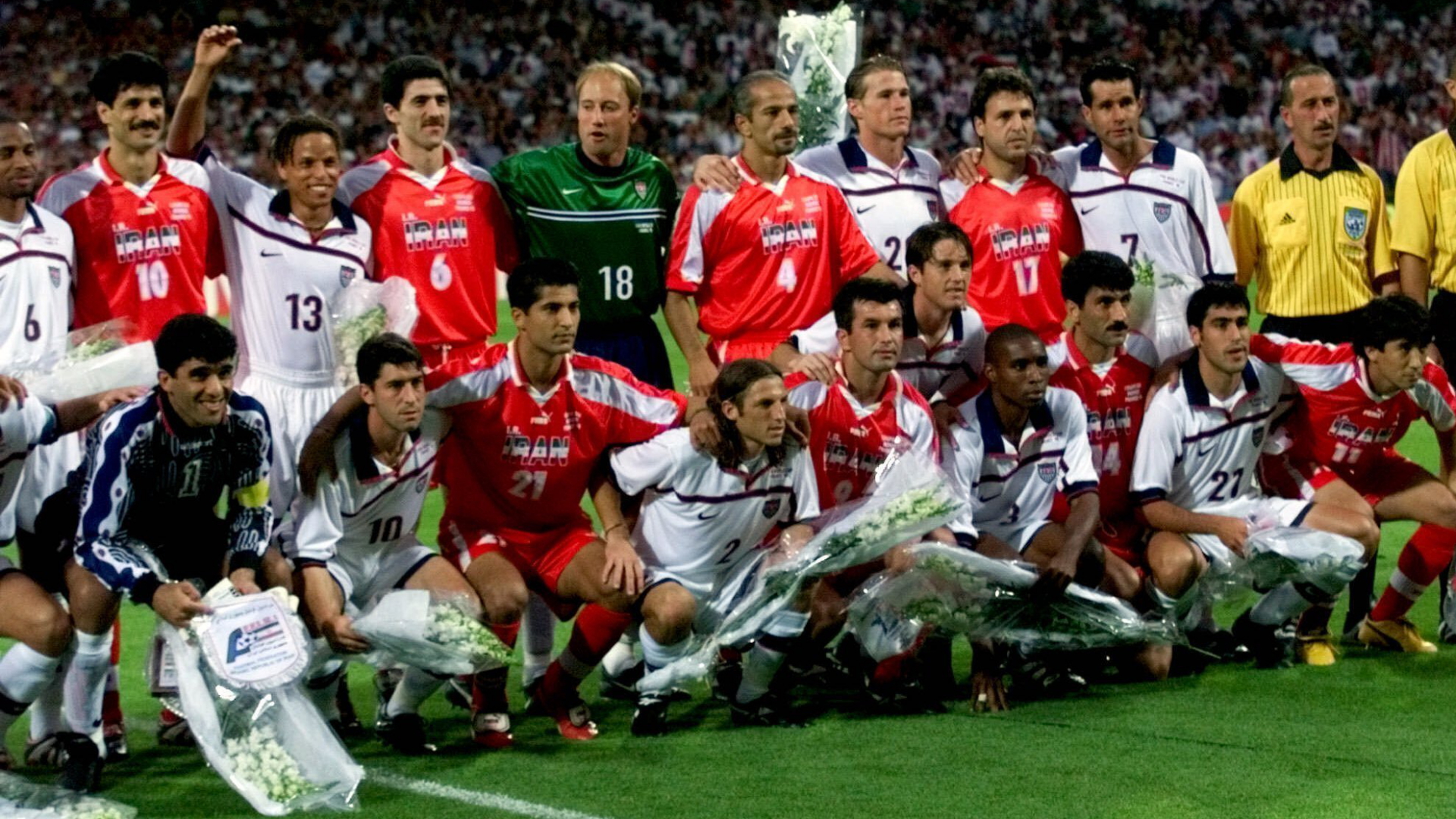 Spieler des Iran und der USA stehen vor Spielbeginn für ein Gruppenfoto zusammen. | AP