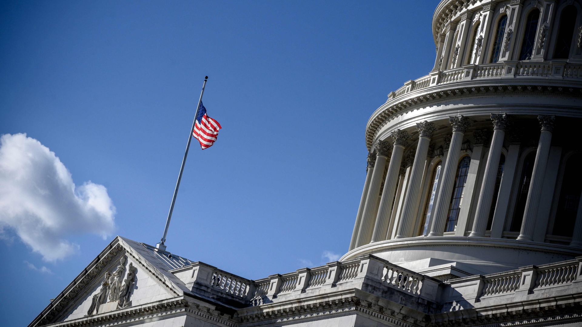 Die US-Flagge auf dem Dach des Kapitols in Washington.