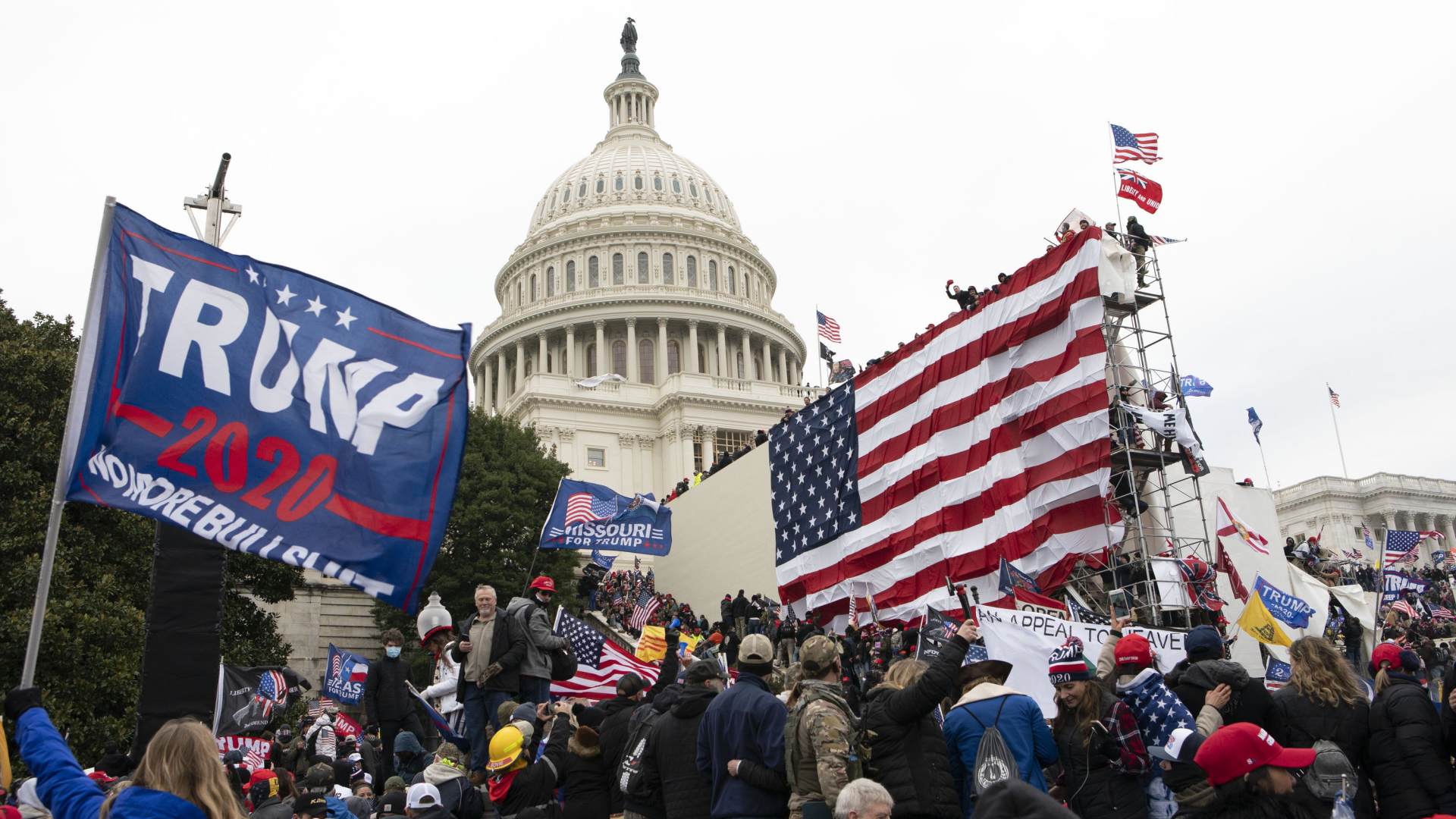 Trump-Anhänger stürmen das US-Kapitol. | AP