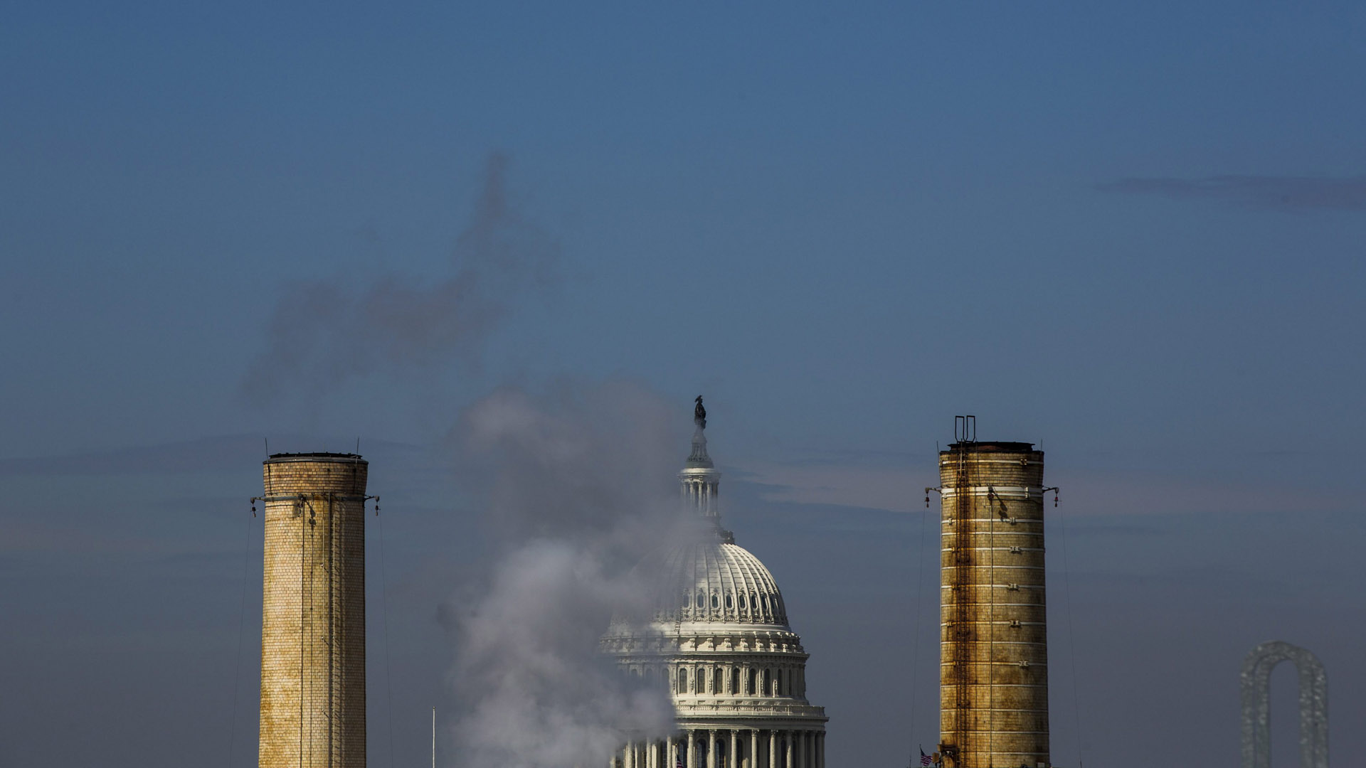 Die Kuppel des Kapitols in Washington hinter zwei Schornsteinen des einzigen Kohlekraftwerks der US-Hauptstadt (Archivbild).