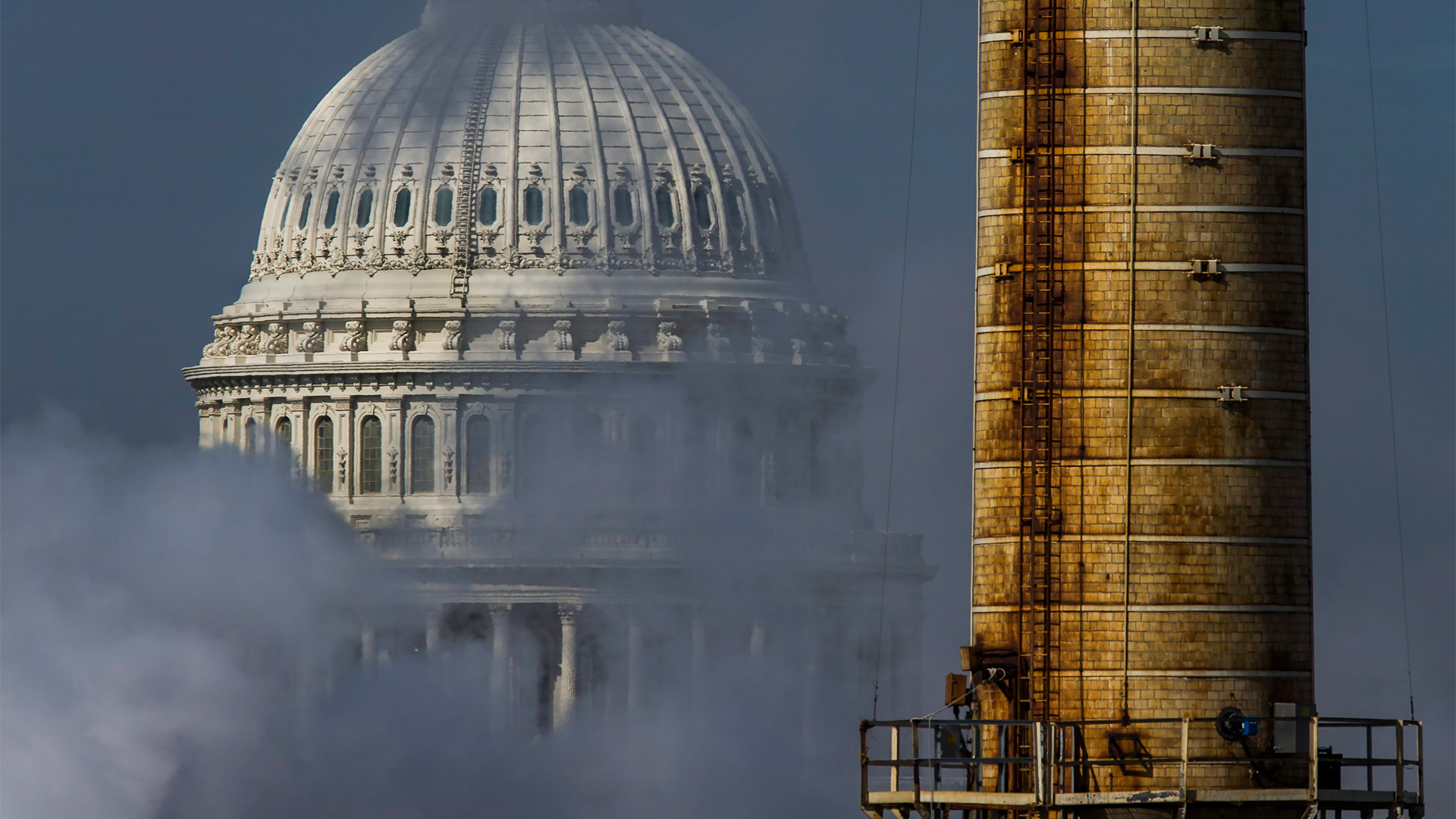 Die Kuppel des Kapitols in Washington ist hinter Schornsteinen zu sehen
