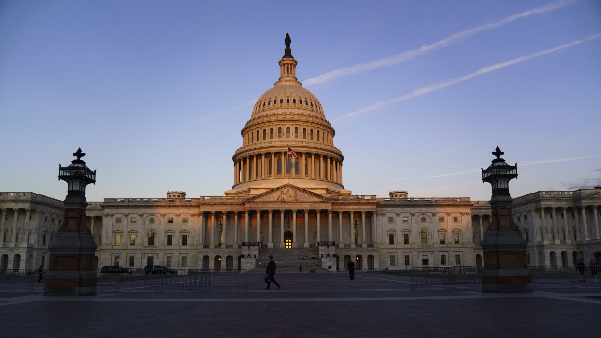 Die Sonne scheint bei Morgendämmerung auf das US-Kapitol in Washington (Archivbild). | dpa