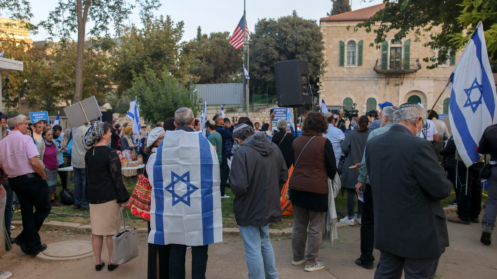 Gegner einer Wiedereröffnung des US-Konsulats für Palästinenser in Jerusalem demonstrieren vor dem Gebäude. | AFP