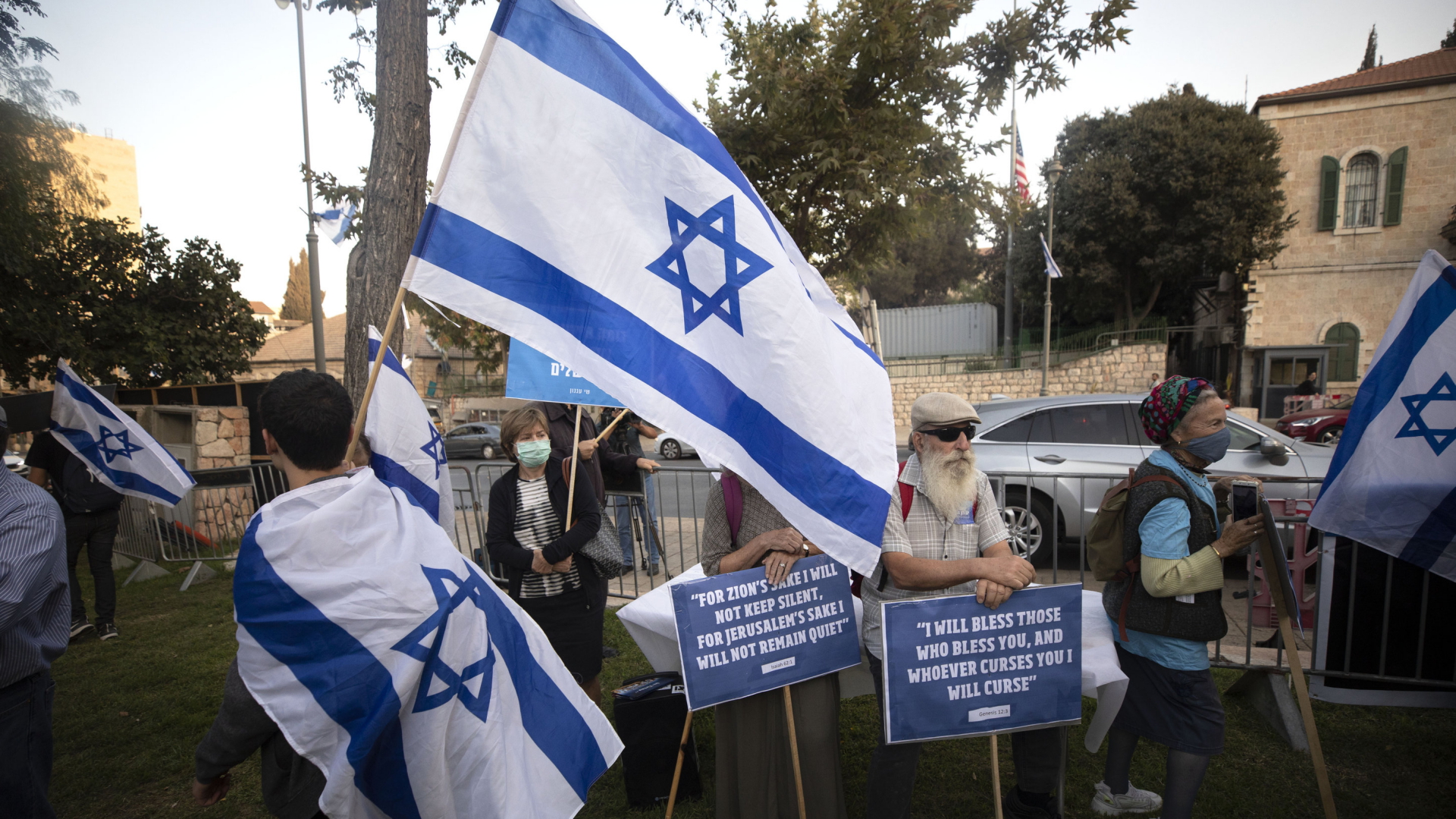 Gegner einer Wiedereröffnung des US-Konsulats für Palästinenser in Jerusalem demonstrieren vor dem Gebäude. | AP