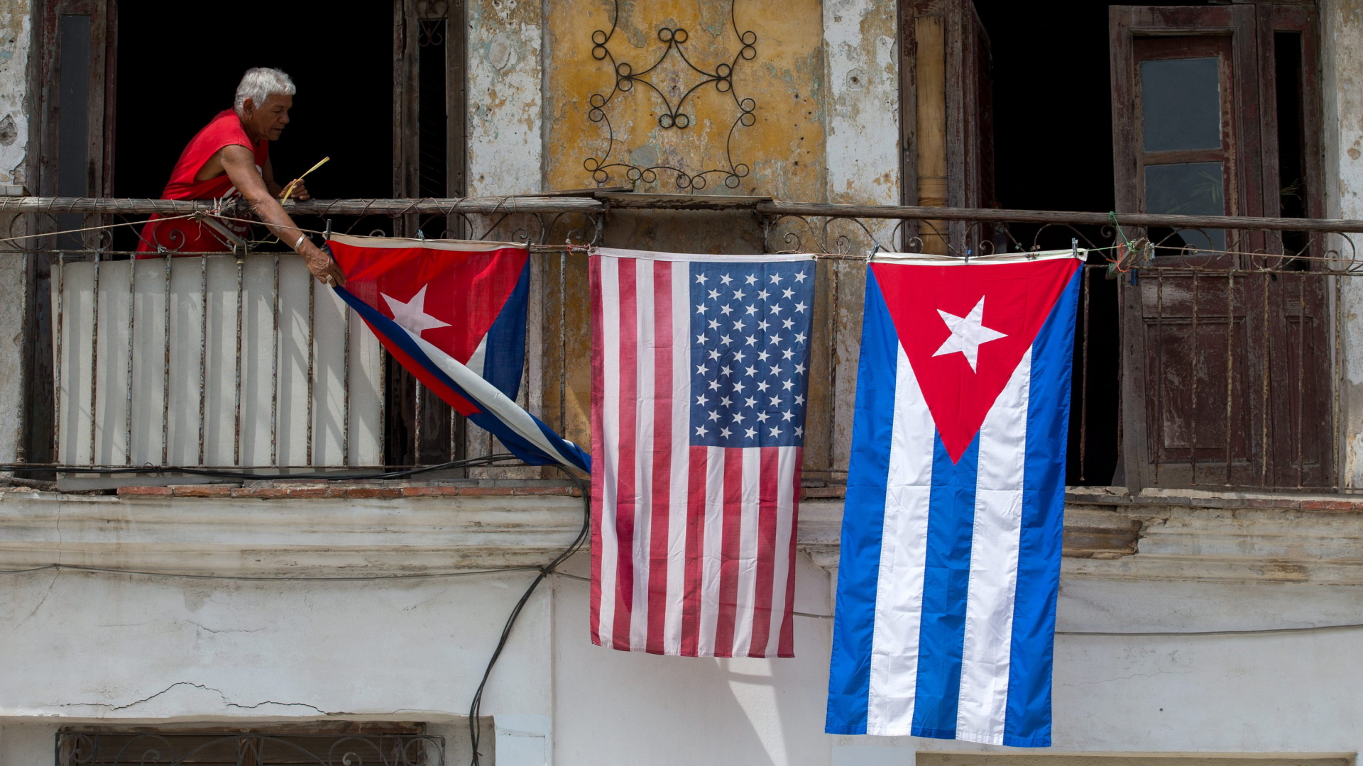 Kubanische und US-Flaggen hängen an einem Balkon.