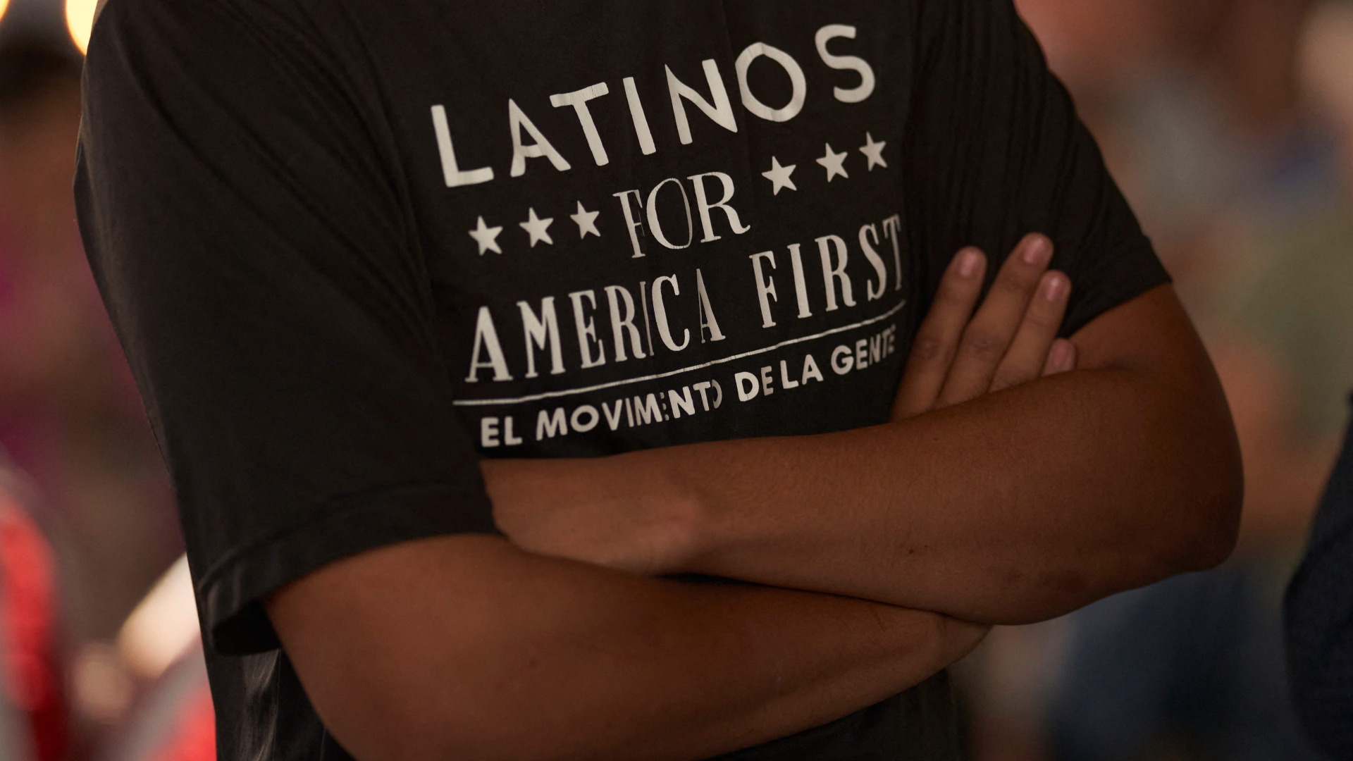 Ein Mann auf einer republikanischen Wahlveranstaltung in Texas (USA) trägt ein T-Shirt mit dem Aufdruck "Latinos for America First" 