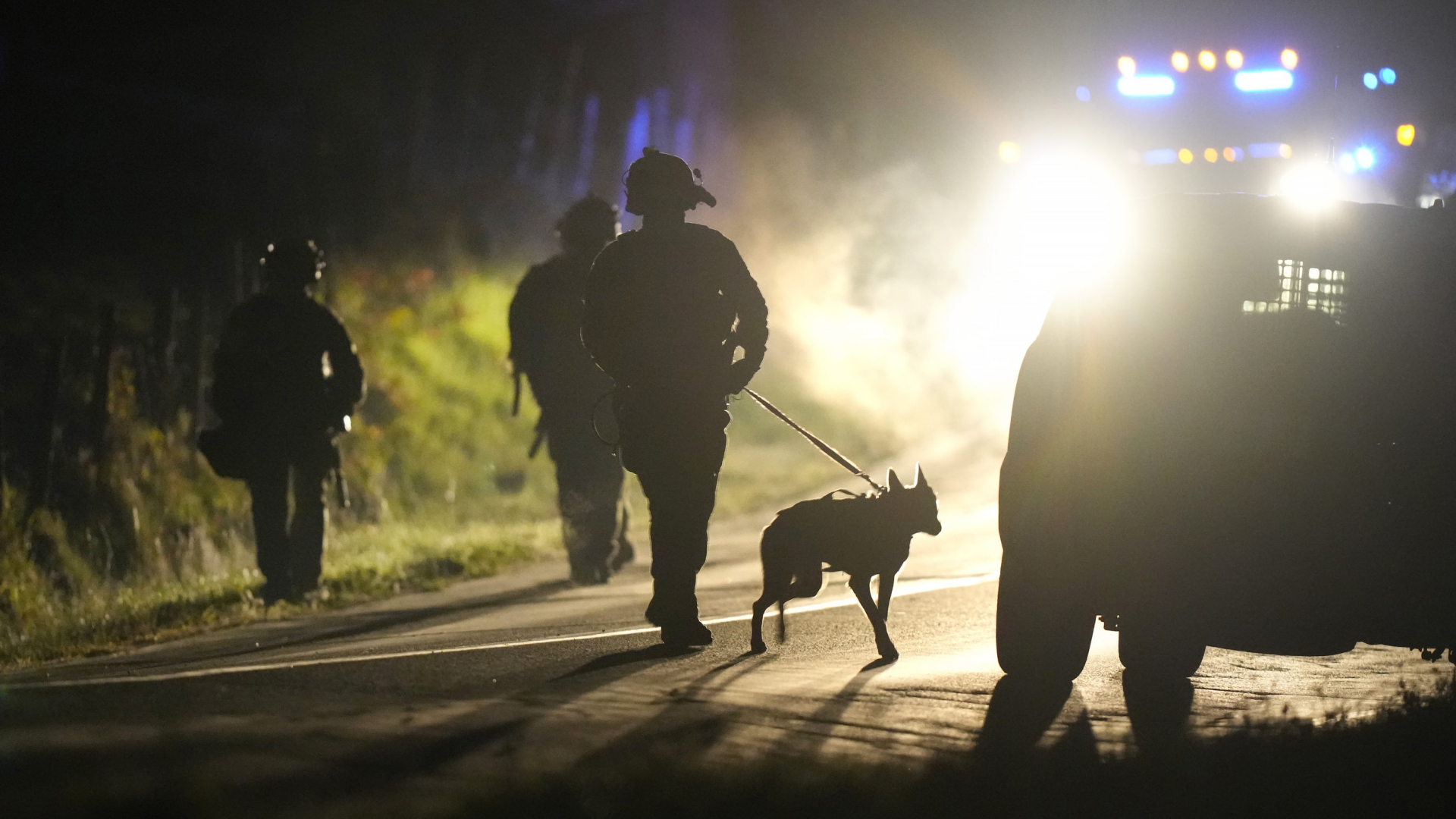 Ein Polizist läuft mit einem Polizeihund in Bowdoin, Maine.