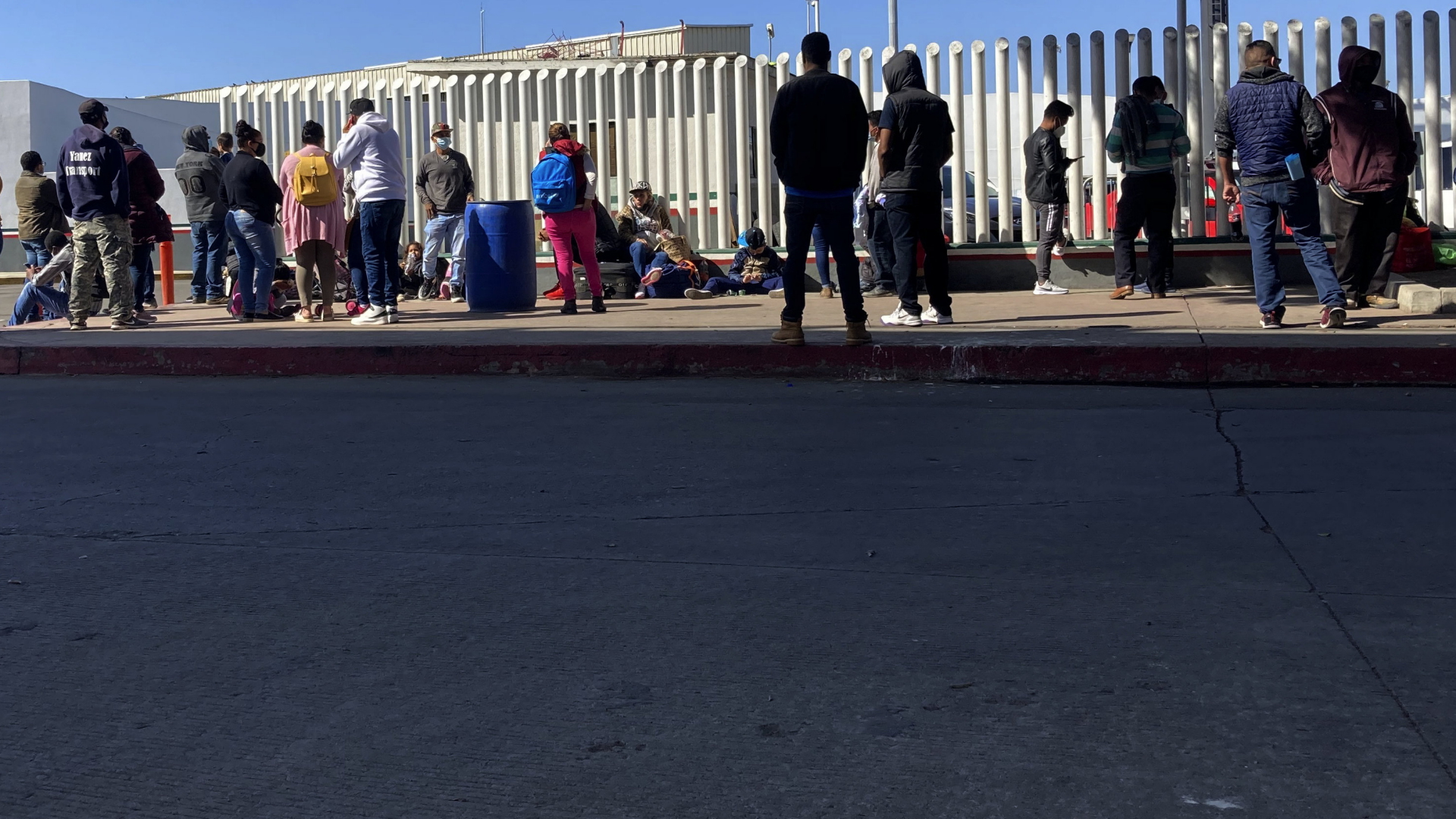 Migranten warten in Tijuana, Mexiko, an der Grenze zu den USA. | AP