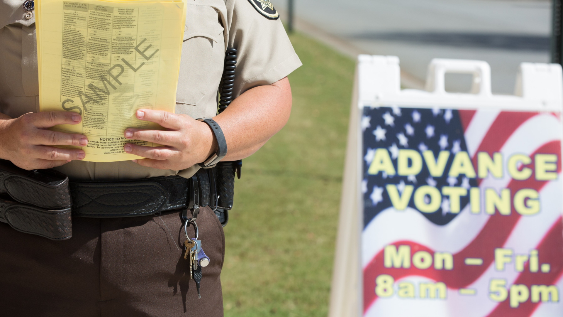 Ein Sheriff hält Musterunterlagen für die vorzeitige Stimmabgabe bei den Midterm-Wahl im US-Bundesstaat Georgia. | Bildquelle: AFP