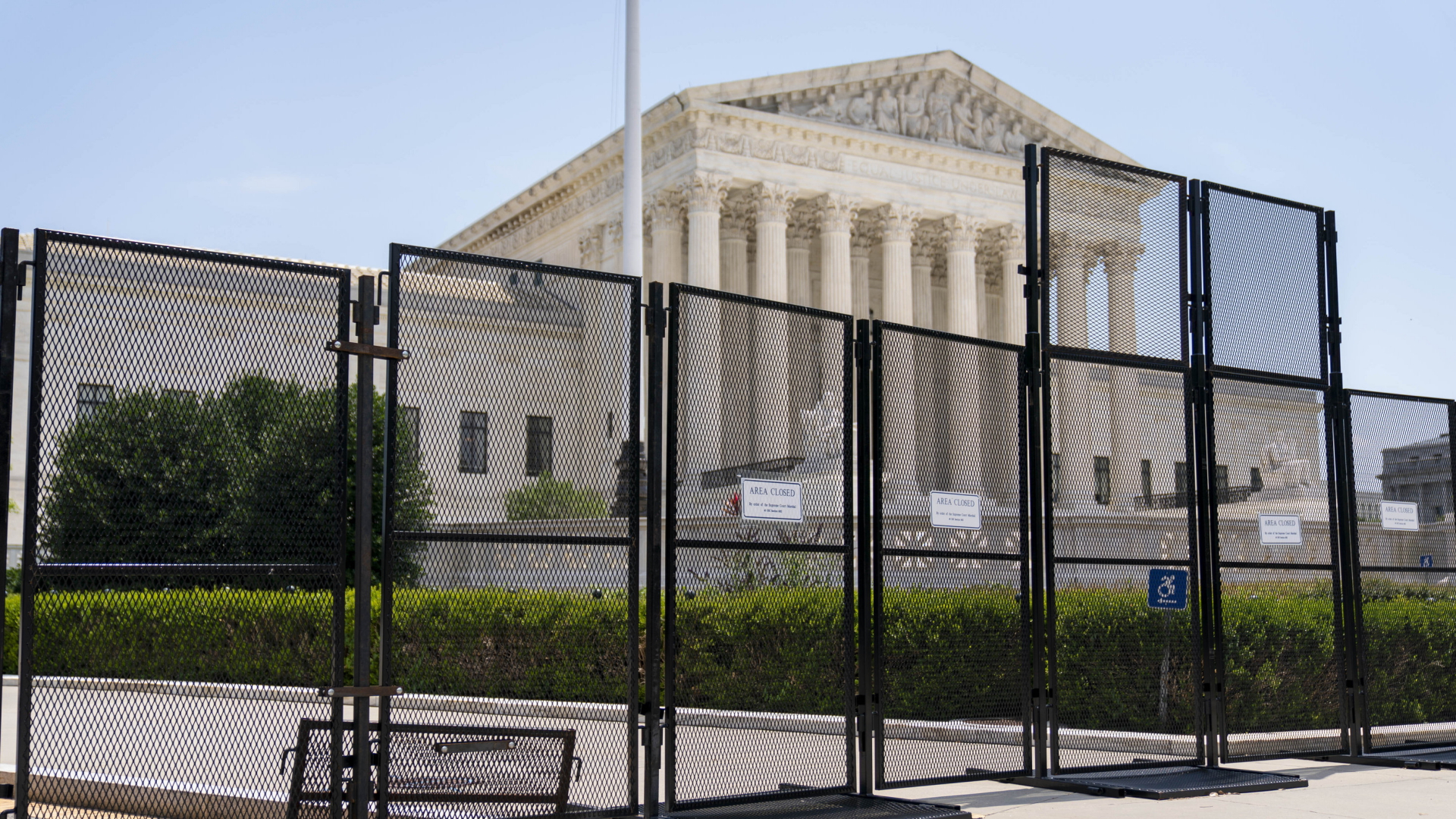 Vor dem Obersten Gerichtshof der USA in Washington D.C. haben die Behörden Absperrgitter aufgestellt | AP