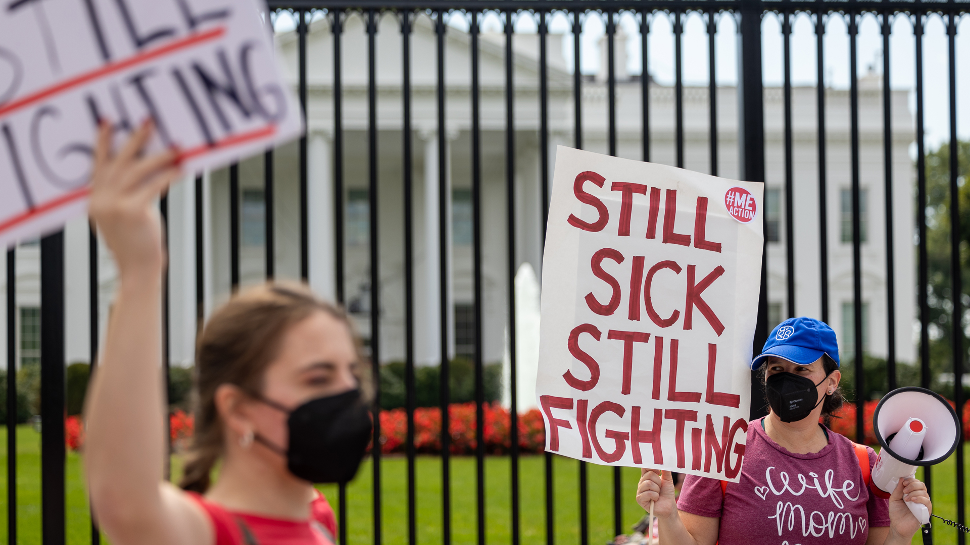 Demonstrantinnen weisen vor dem Weißen Haus auf die Long-Covid-Folgen hin | picture alliance / AA
