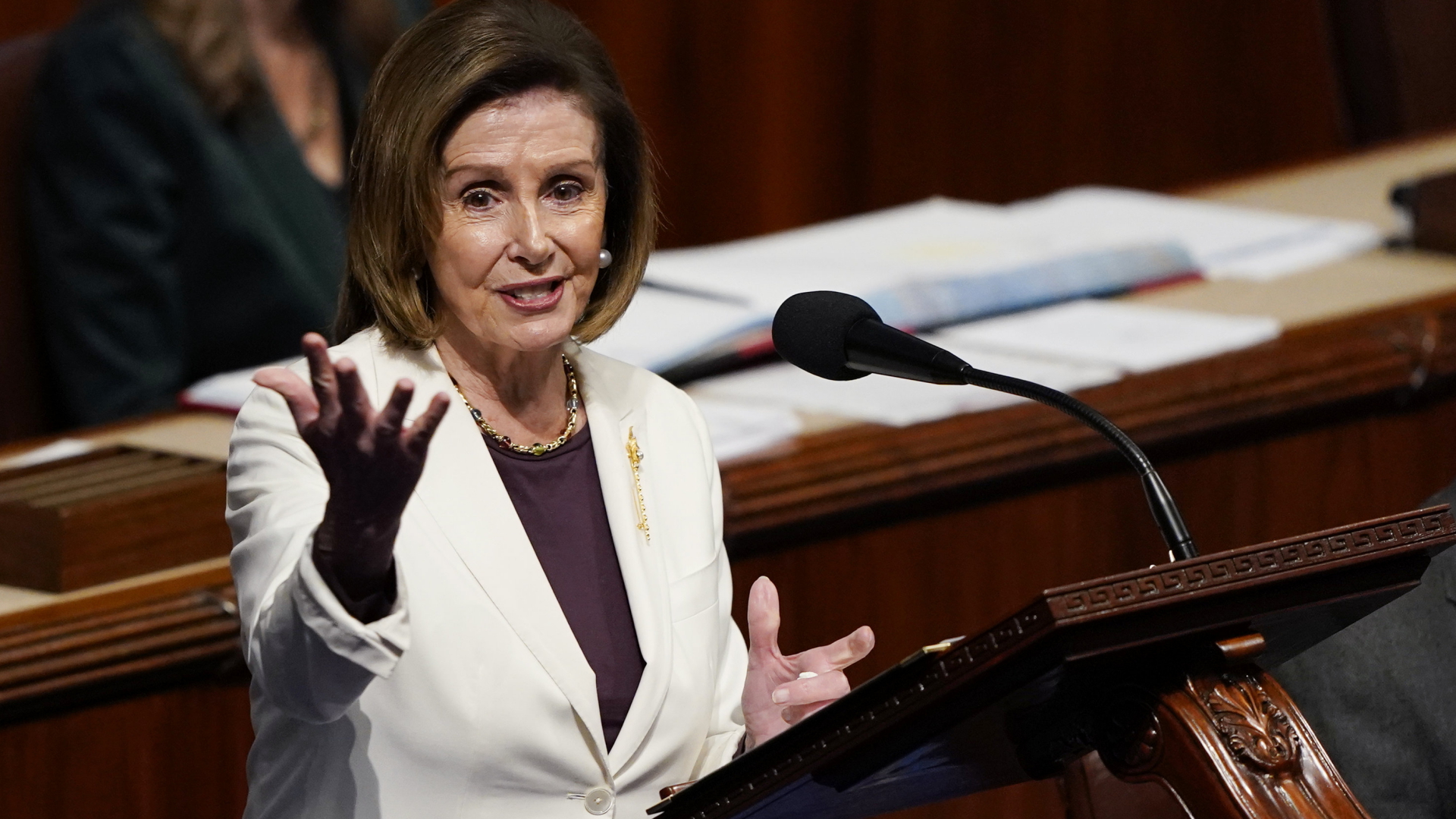 Nancy Pelosi streckt während einer Rede, in der sie im November 2022 ihren Rückzug von der Spitze des US-Repräsentantenhauses bekannt gibt, die Hand aus. | AP