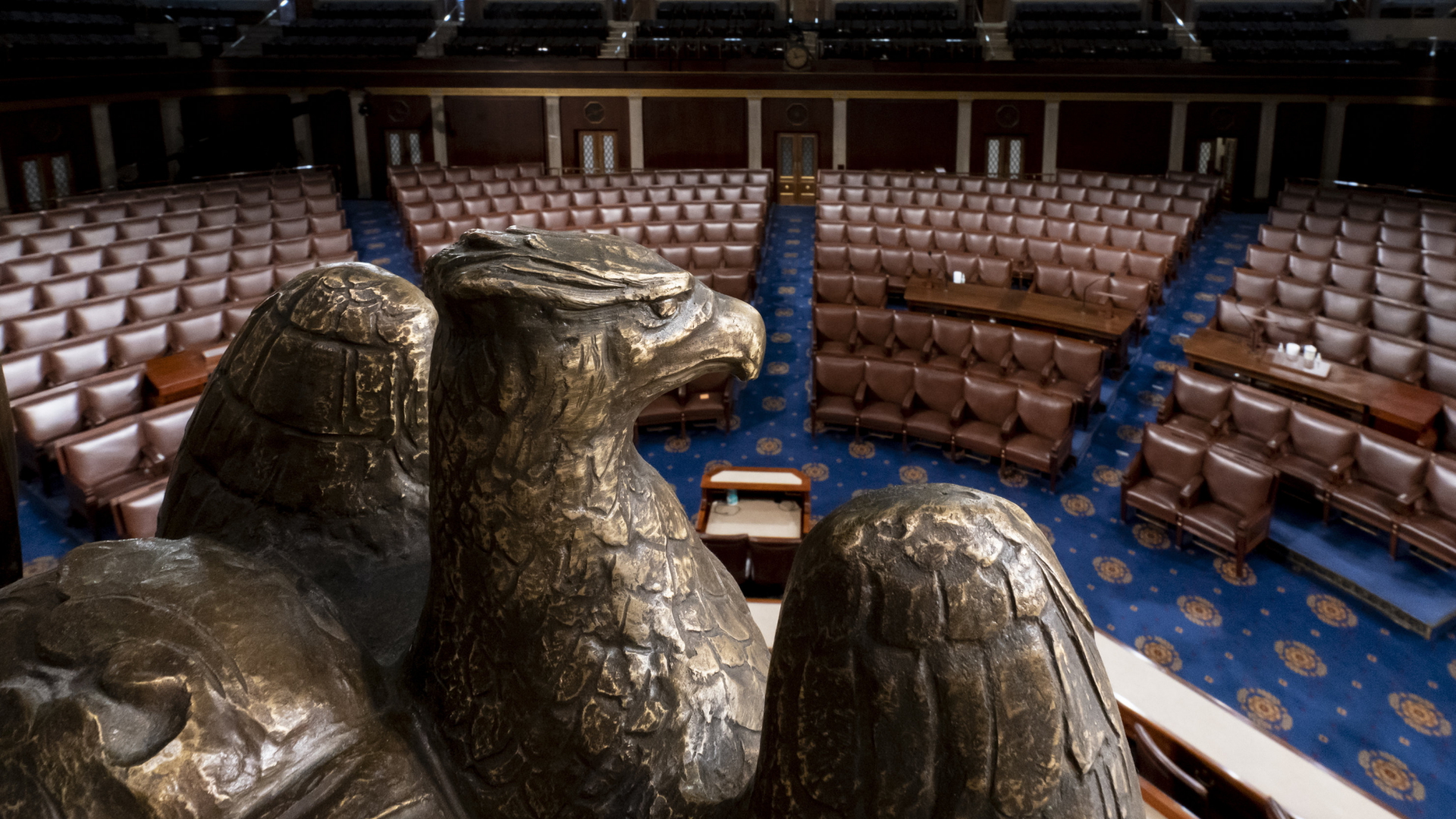 Blick über eine Bronze des US-Wappentiers in den Sitzungssaal des US-Repräsentantenhauses | AP