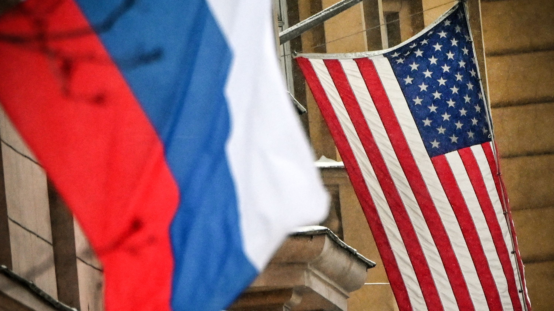 Eine russische Flagge weht neben dem Gebäude der US-Botschaft in Moskau | AFP