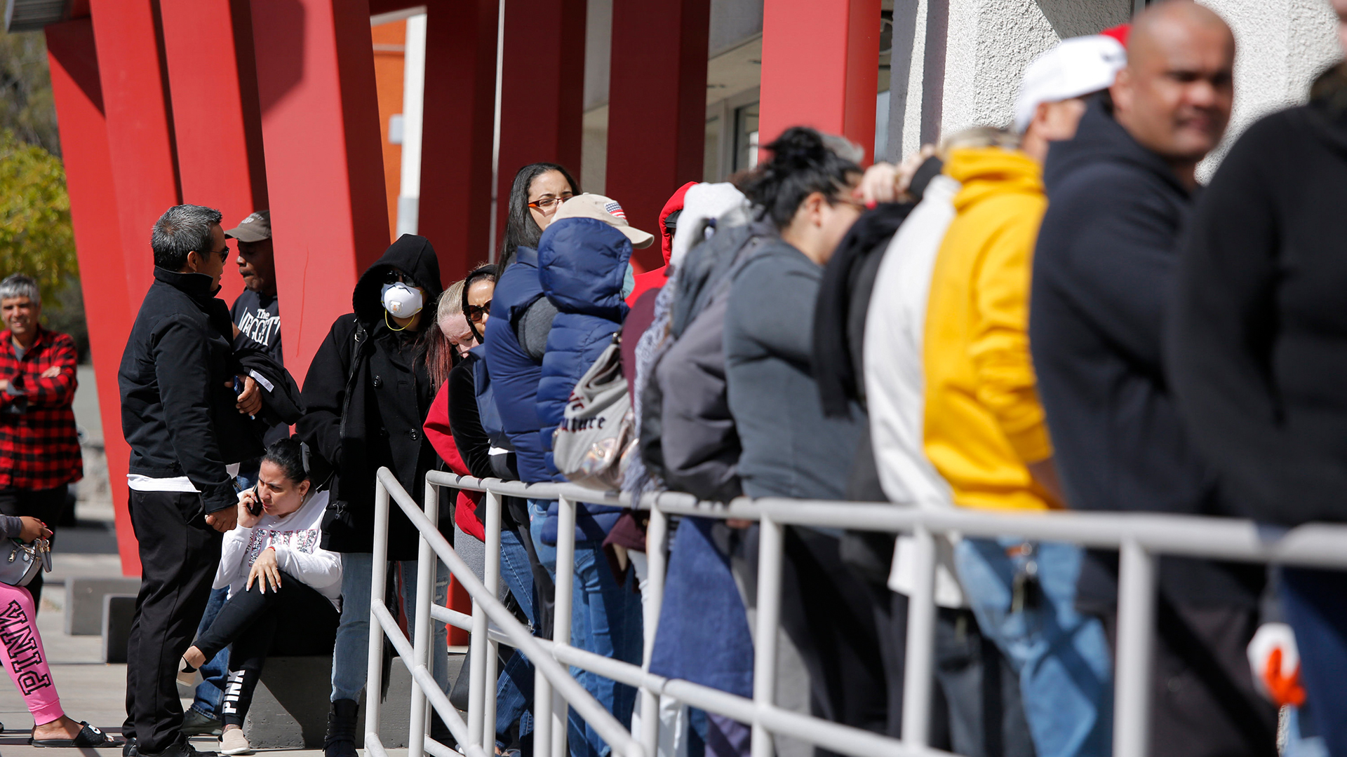 Menschen stehen in Las Vegas Schlange, um Hilfe bei der Arbeitslosenunterstützung zu erhalten | AP