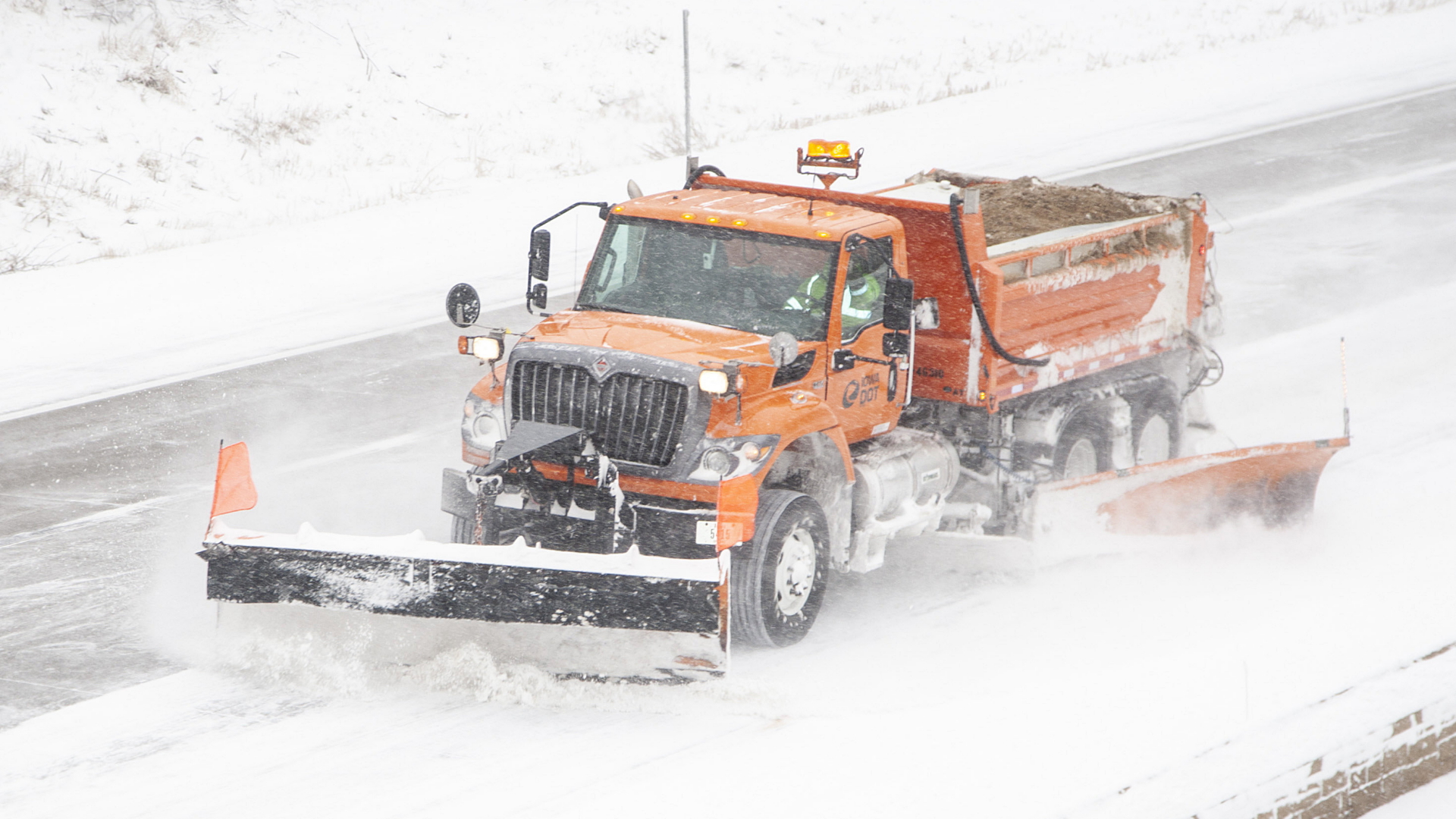 Ein Schneepflug räumt im US-Bundesstaat Iowa eine Straße frei. | AP
