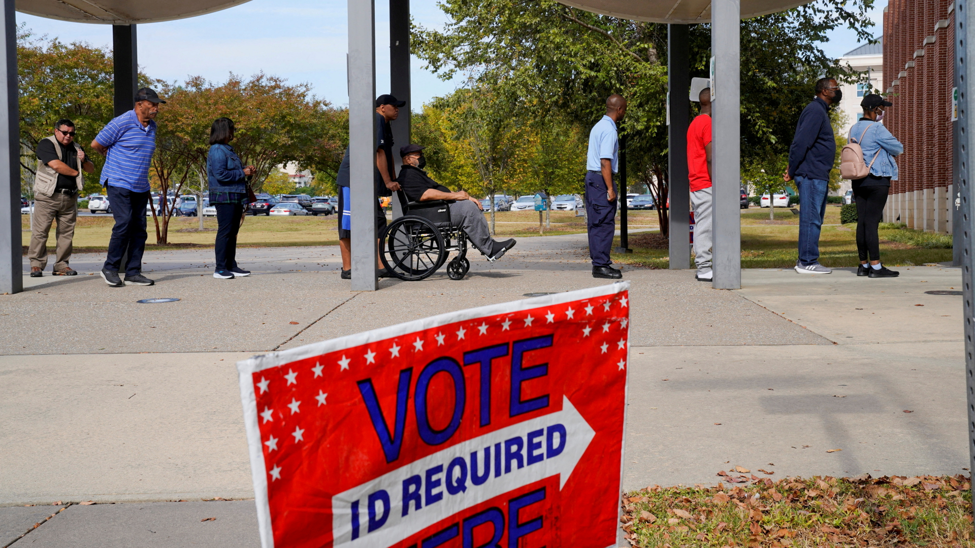 Wähler stehen in Columbus (US-Bundesstaat Georgia) für die Stimmabgabe bei den Zwischenwahlen in den USA an | REUTERS