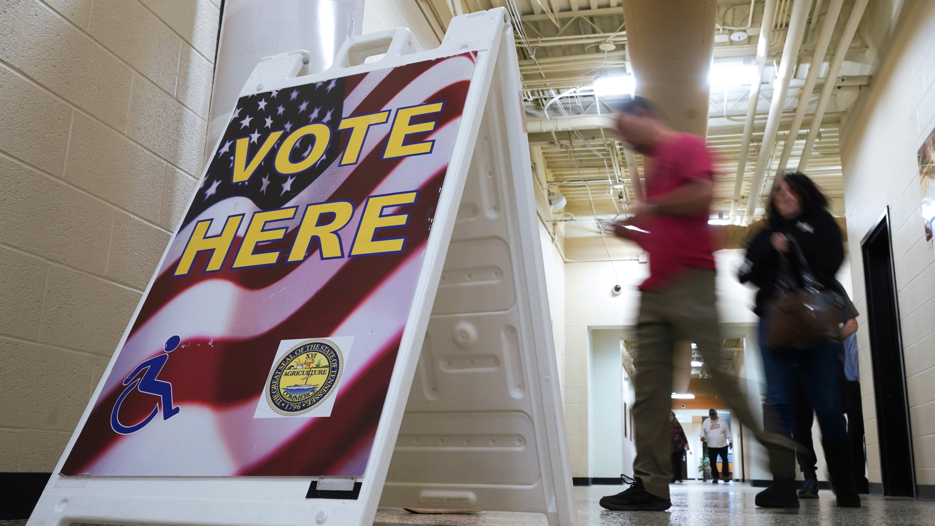 In Nolensville (US-Bundesstaat Tennessee) betreten Wähler ein Wahllokal | dpa