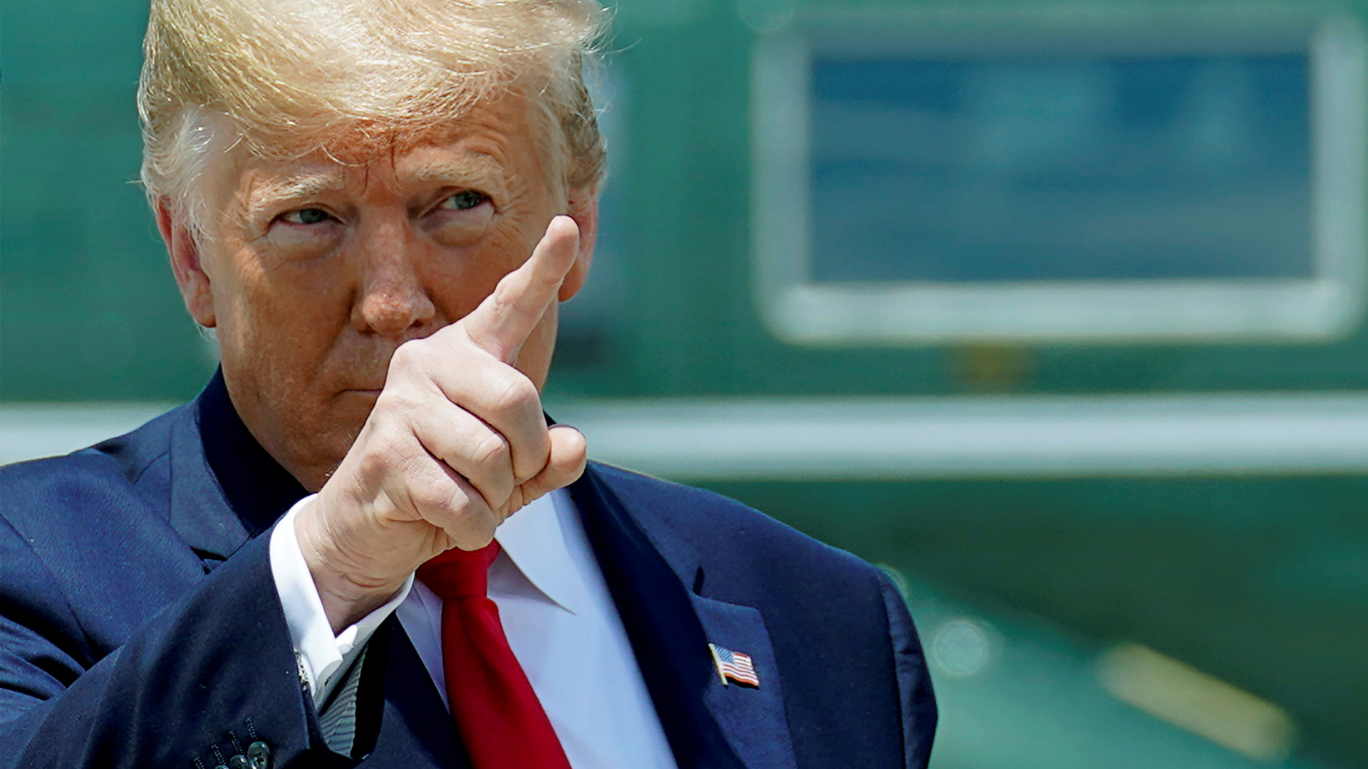 US-Präsident Trump mit erhobenem Zeigefinger. | REUTERS