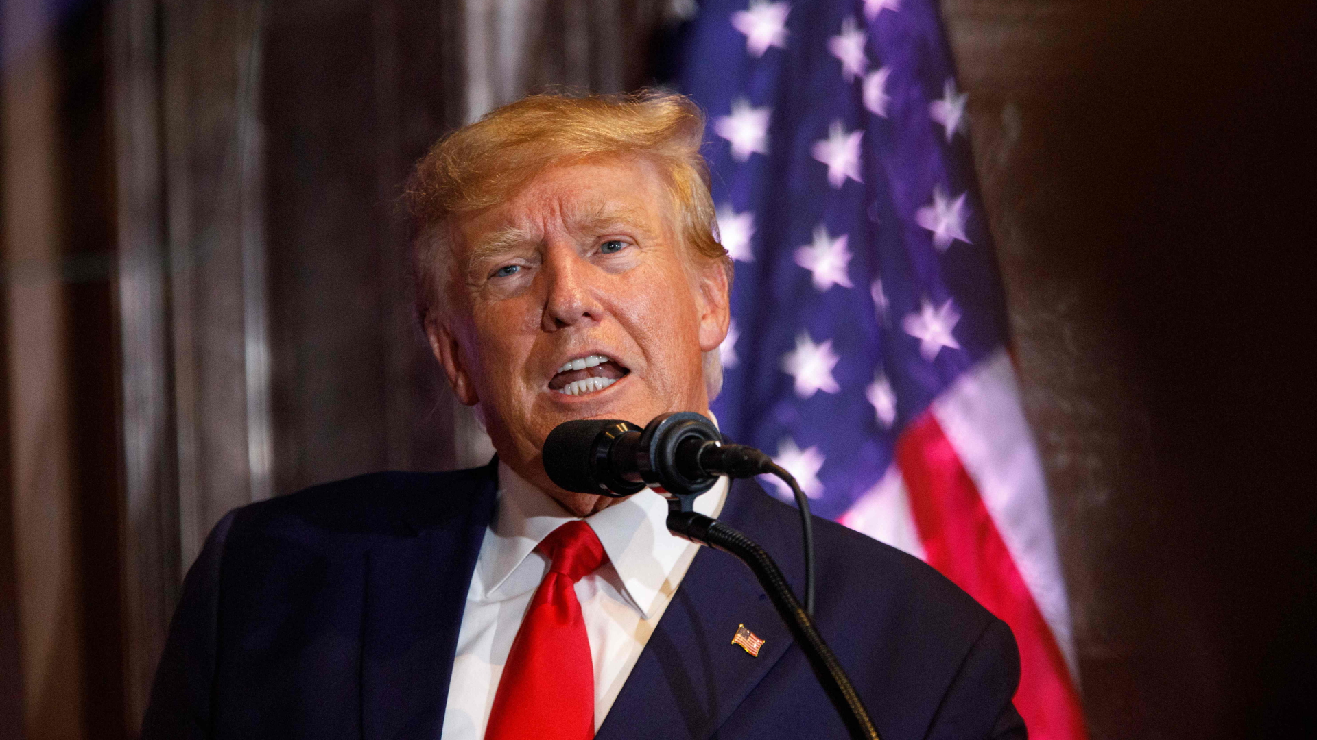 Donald Trump hält eine Rede, im Hintergrund ist die amerikanische Flagge zu sehen.