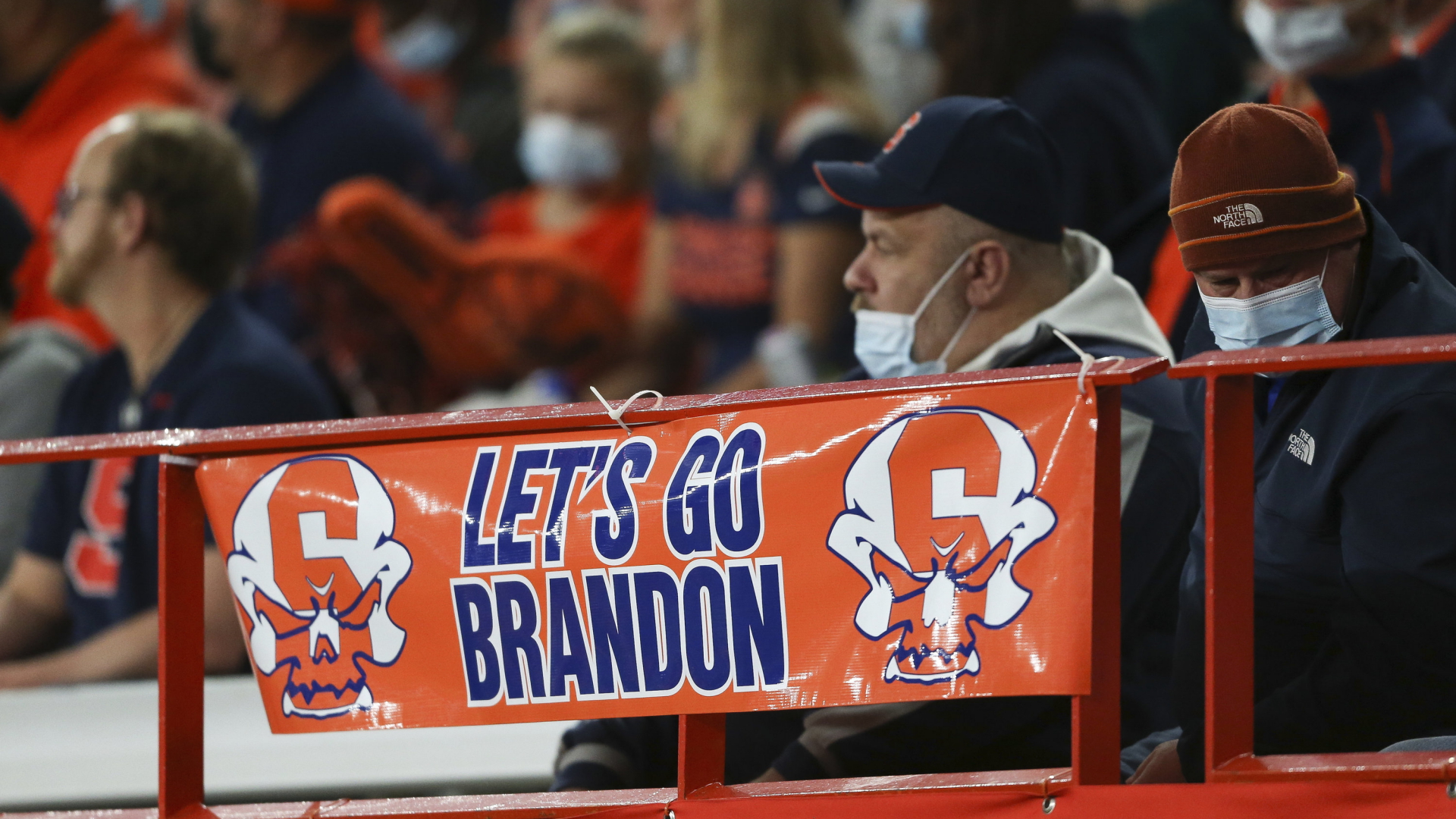 Ein Plakat mit dem "Let's go Brandon"-Schlachtruf ist bei einem College-Football-Spiel in den USA zu sehen (Archivbild).  | AP