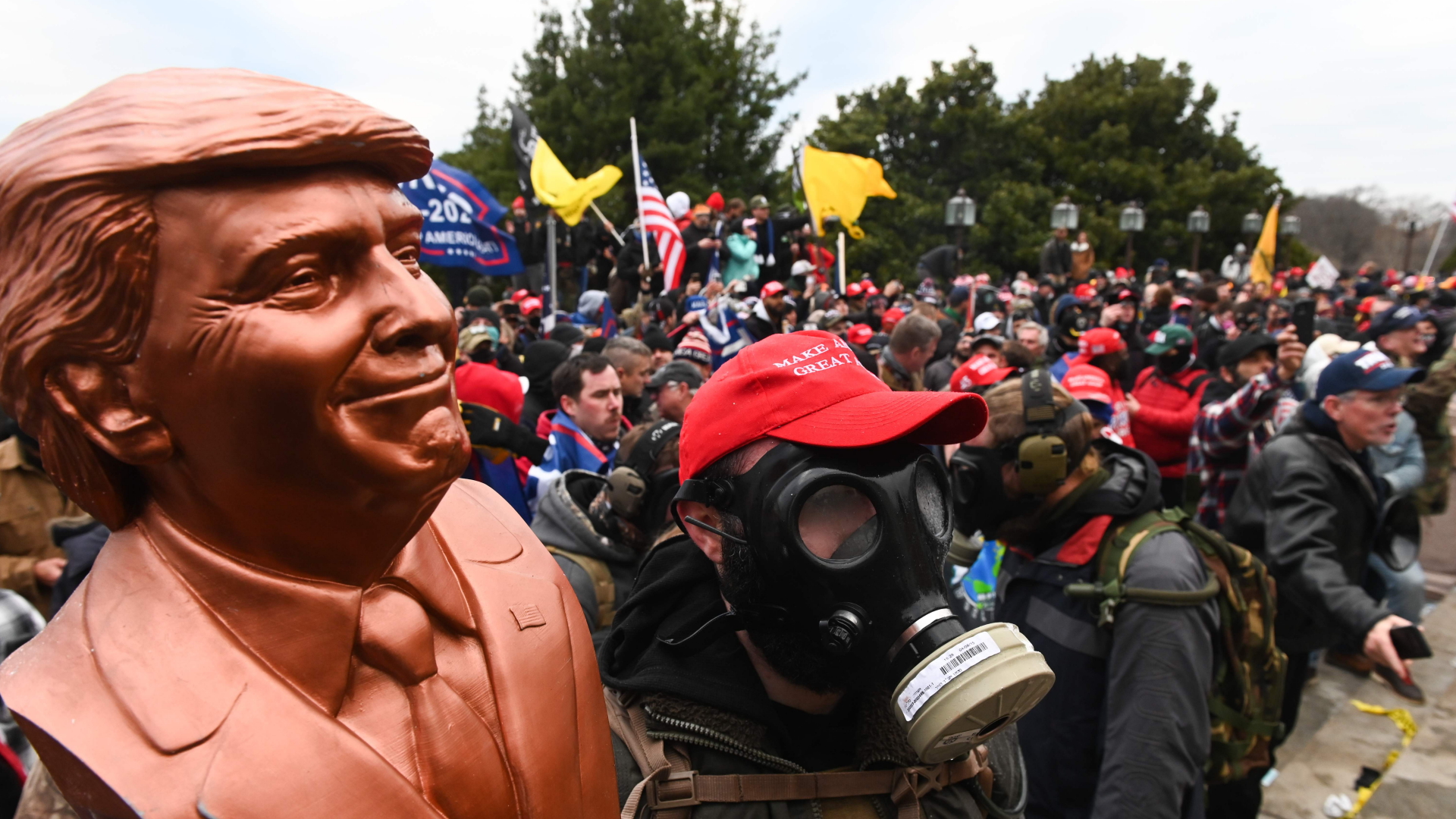 Eine Büste von US-Präsident Trump und zahlreiche seiner Anhänger vor dem Kapitol in Washington. | AFP
