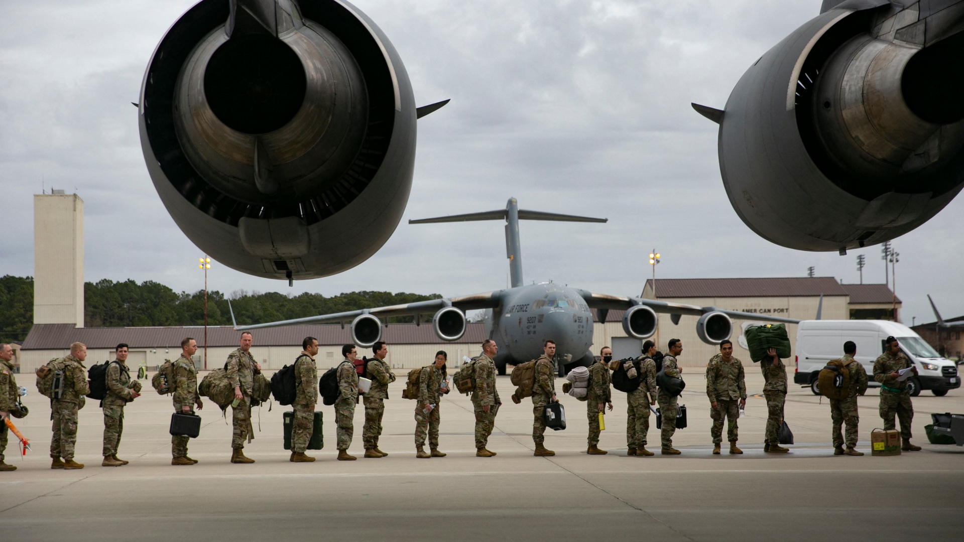 US-Soldaten besteigen im Stützpunkt Fort Bragg (US-Bundesstaat North Carolina) ein Flugzeug, um nach Europa verlegt zu werden. | AFP