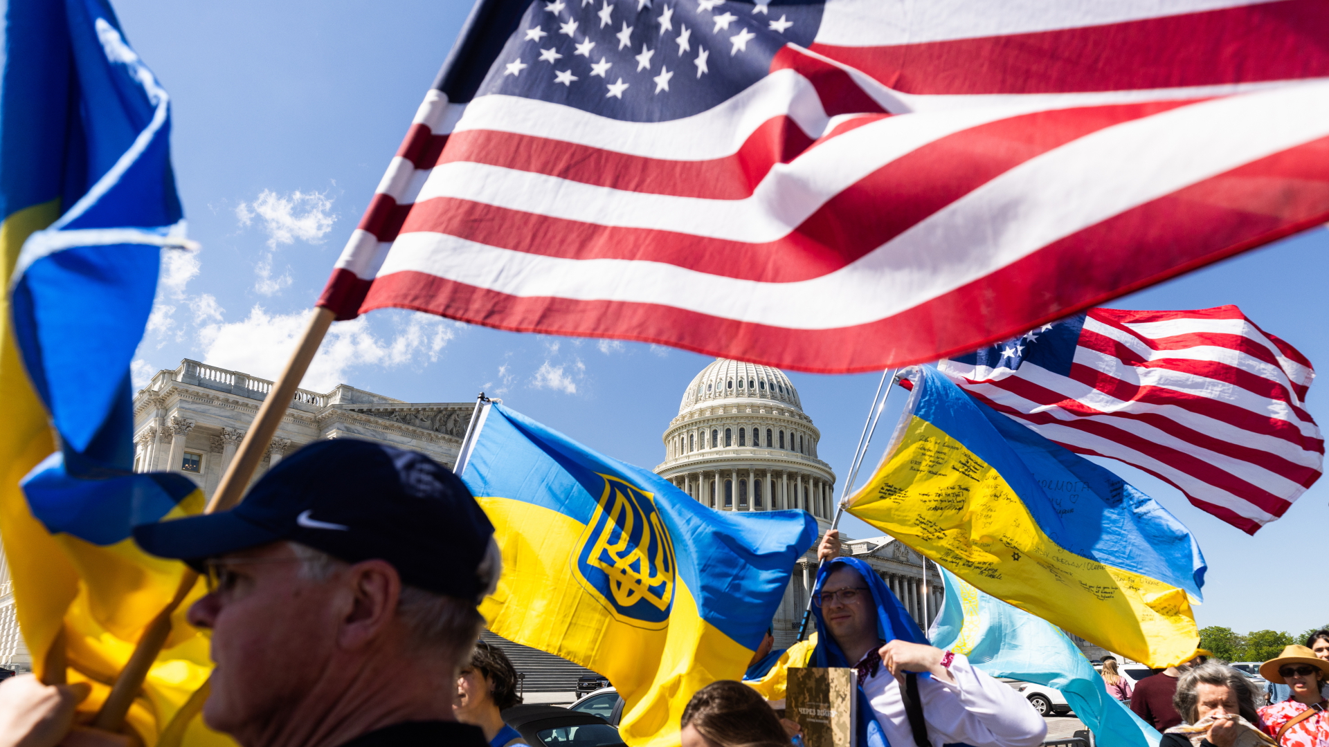 Die Flaggen der USA und der Ukraine vor dem US-Kapitol.