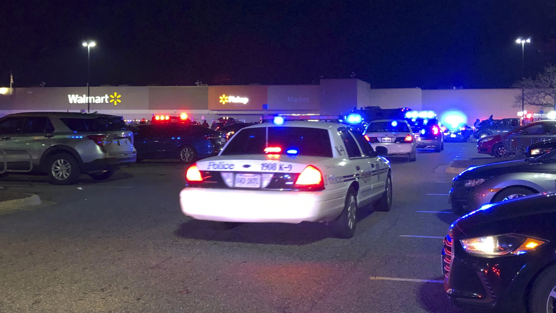 Einsatzkräfte haben nach den Schüssen in der Walmart-Filiale in der Stadt Chesapeake das Areal abgesperrt | AP