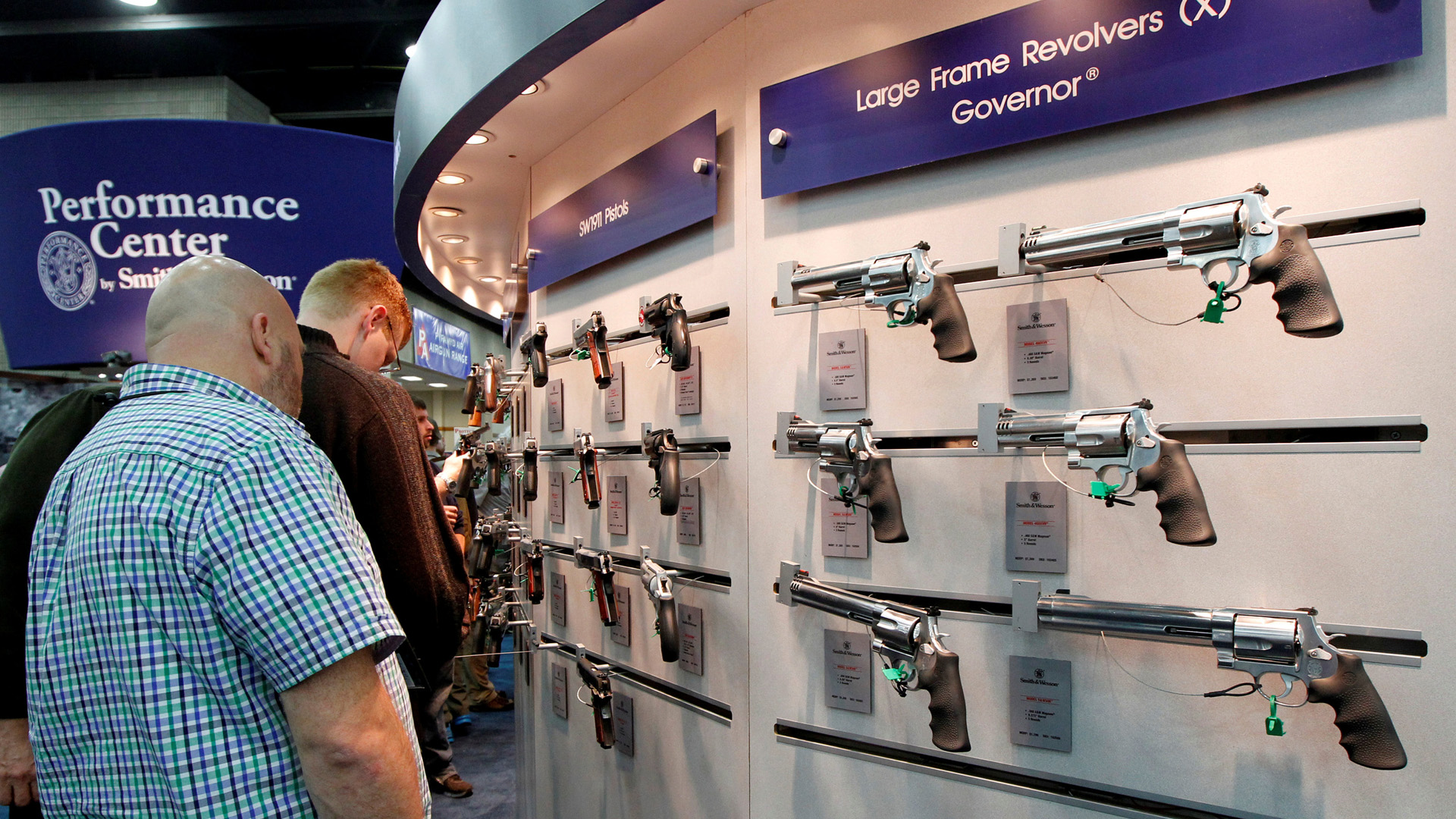 Besucher betrachten Waffen bei einer NRA-Veranstaltung | Bildquelle: REUTERS