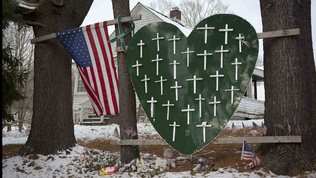 Bewohner von Newtown haben zum Gedenken an die Opfer des Amoklaufs ein Herz mit Kreuzen aufgehängt