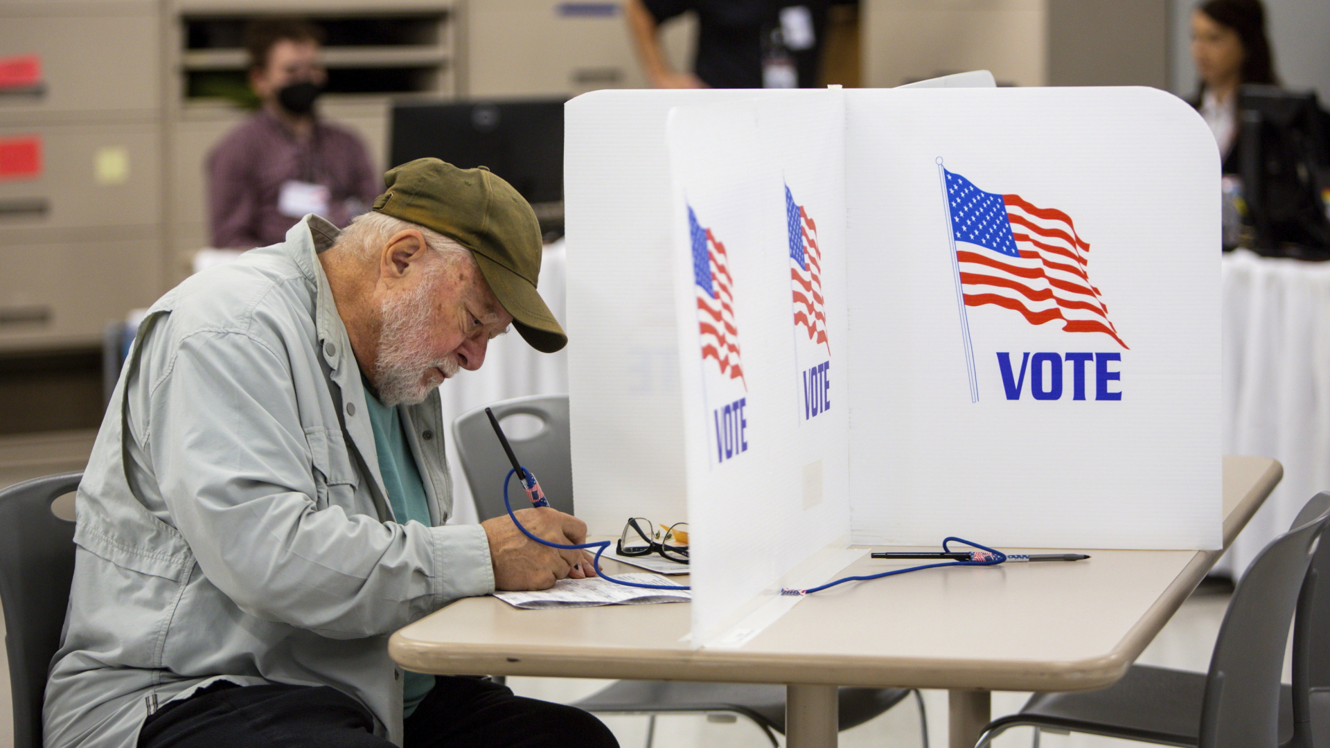 Ein Wähler gibt seine Stimme für die Midterm-Wahlen in Minneapolis ab. | AP