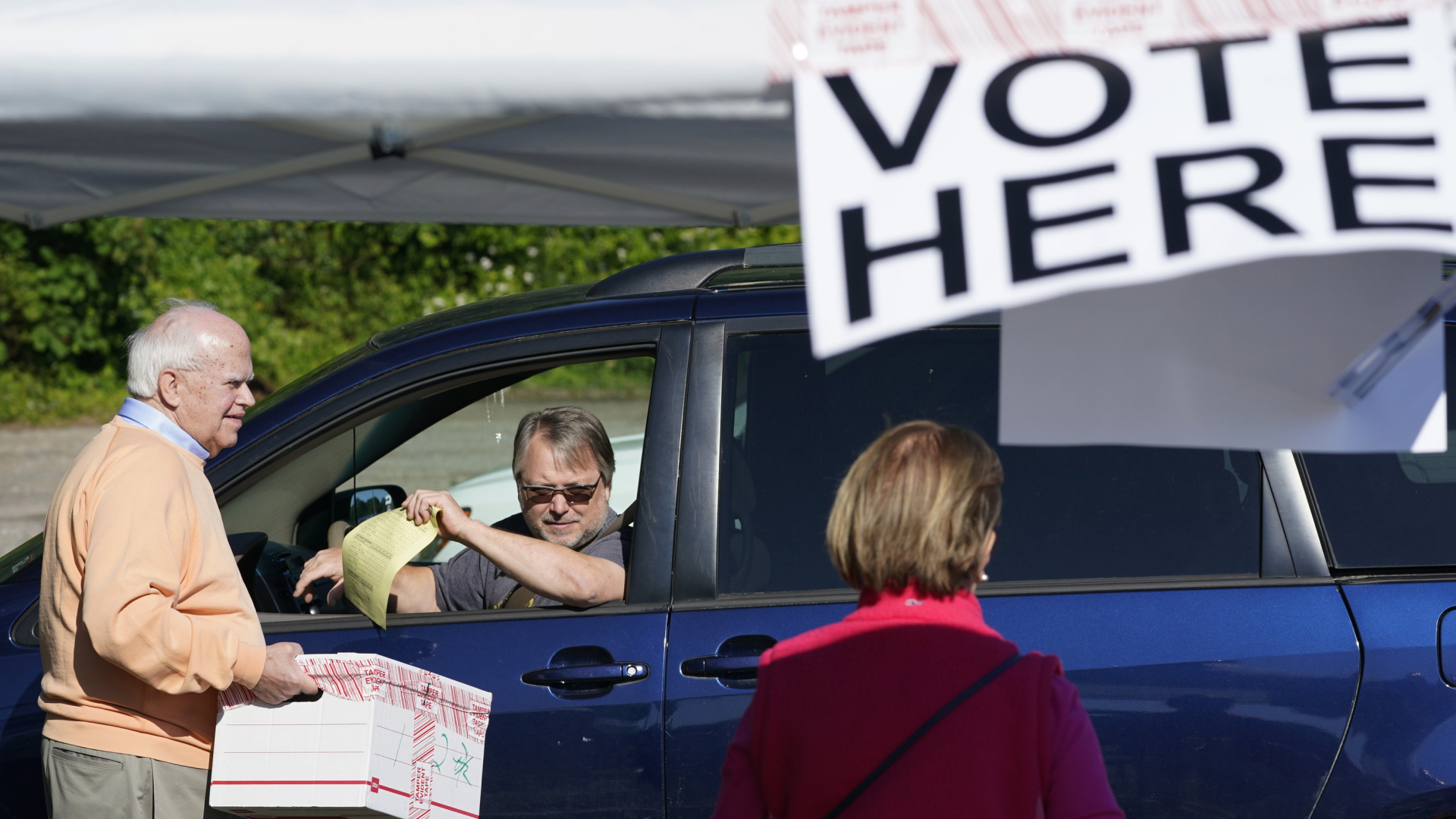 Ein Wähler gibt im US-Bundesstaat Virginia seine Stimme vom Auto aus ab. | AP