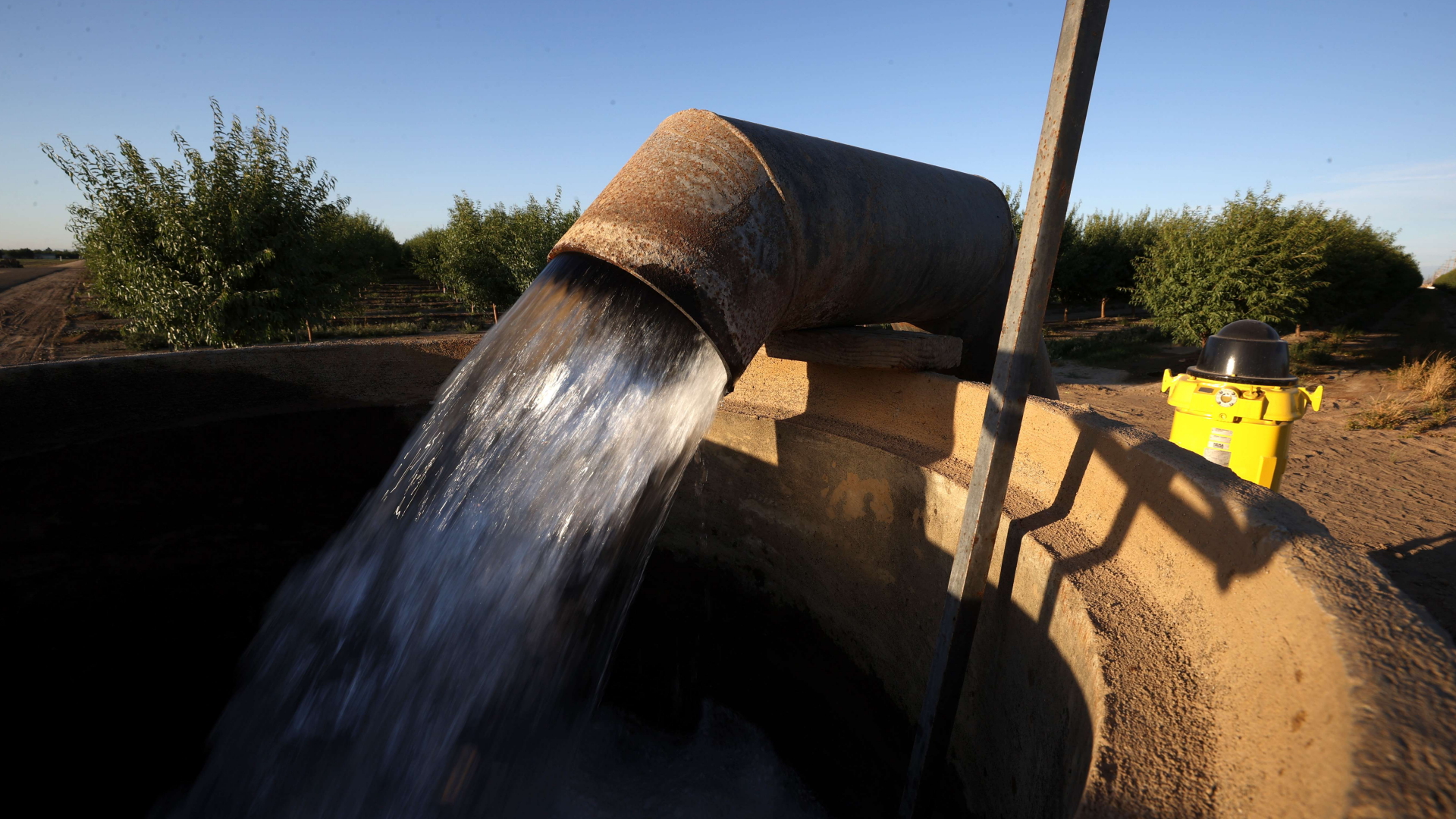 Aus einer Quelle in Kalifornien wird Wasser abgepumpt und in ein Verteilungssystem geleitet | AFP