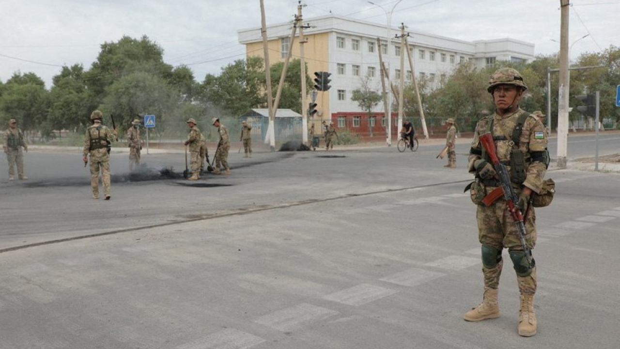 Usbekische Sicherheitskräfte am 3. Juli in den Strassen von Nukus. | via REUTERS