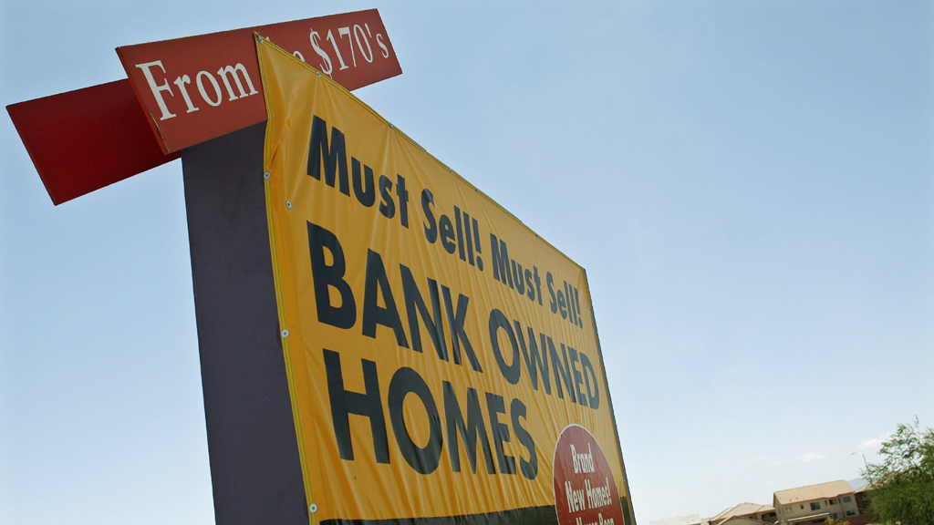 Ein Schild in Maricopa, Arizona bietet Häuser an, die einer Bank gehören.