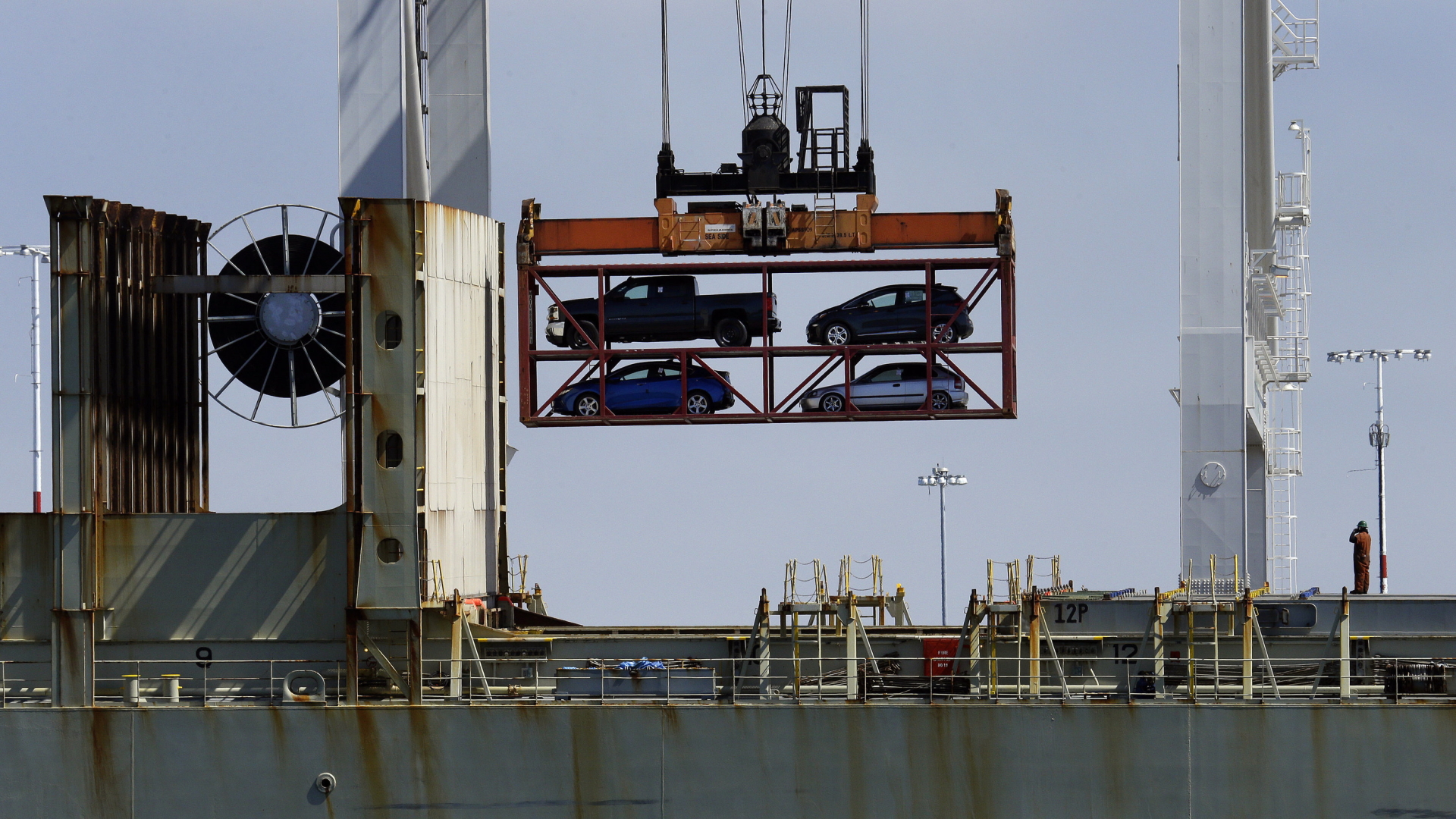 Ein Kran bringt im Hafen von Oakland im US-Bundesstaat Kalifornien Autos von einem Containerschiff an Land. | dpa