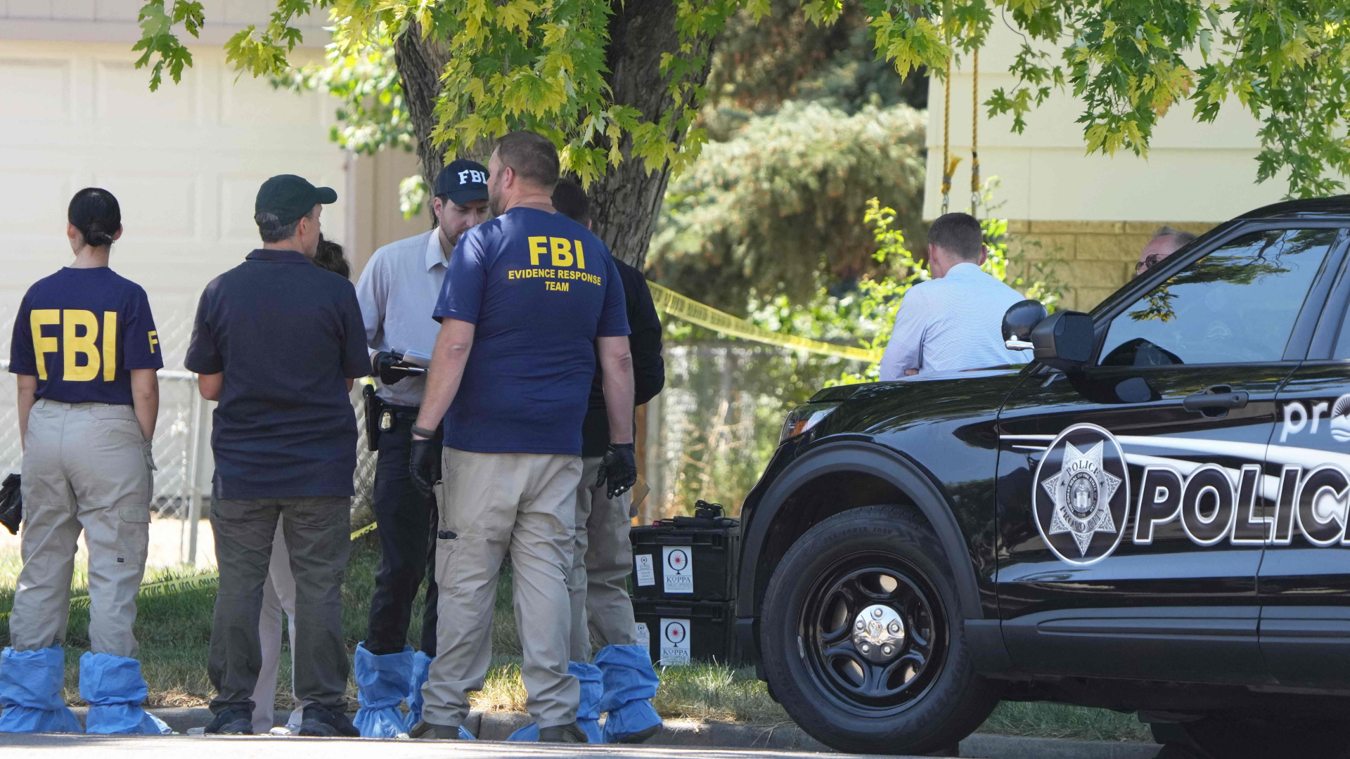 FBI-Ermittler und Polizisten vor dem Haus des Trump-Anhänger in der Stadt Provo in Utah