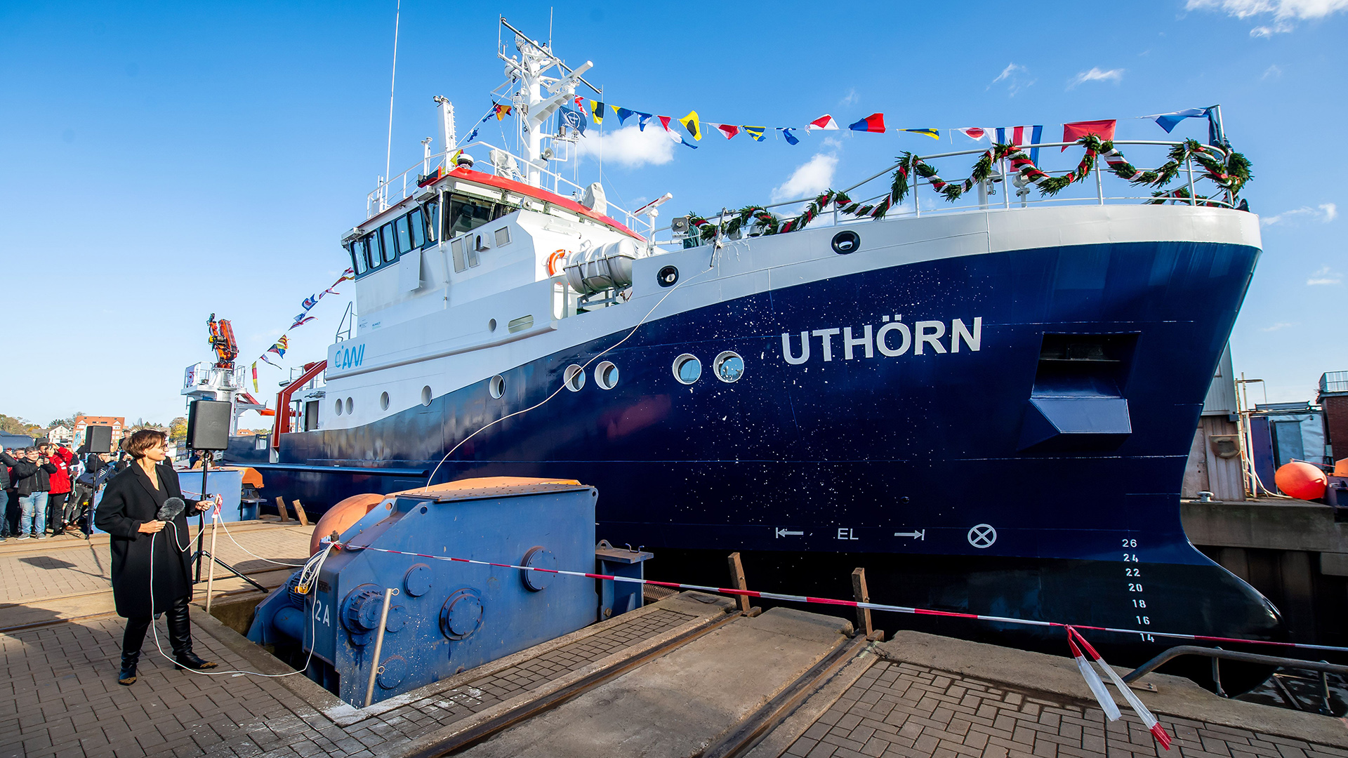 Das neue Forschungsschiff "Uthörn" wird von Bettina Stark-Watzinger in Berne getauft, NIedersachsen. | dpa