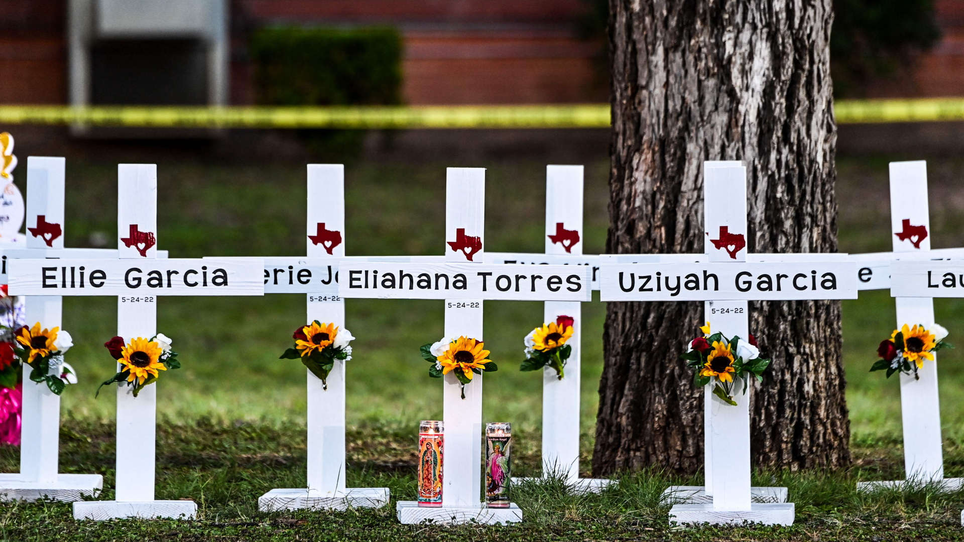 Holzkreuze mit den Namen der Opfer des Amoklaufs von Uvalde